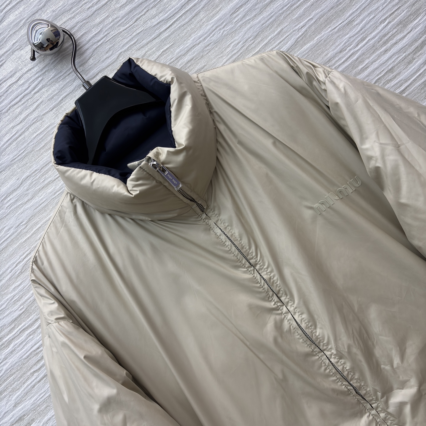 Miu家 立领双面穿羽绒服 一件羽绒服 两种风格 双面穿设计太懂穿搭小心机了 藏蓝一面是酷飒摩登 另一面