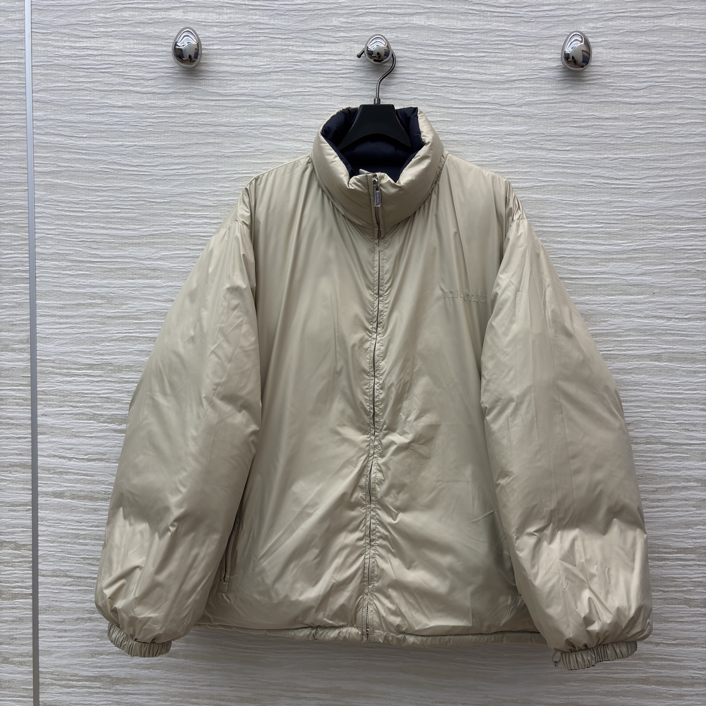 Miu家 立领双面穿羽绒服 一件羽绒服 两种风格 双面穿设计太懂穿搭小心机了 藏蓝一面是酷飒摩登 另一面