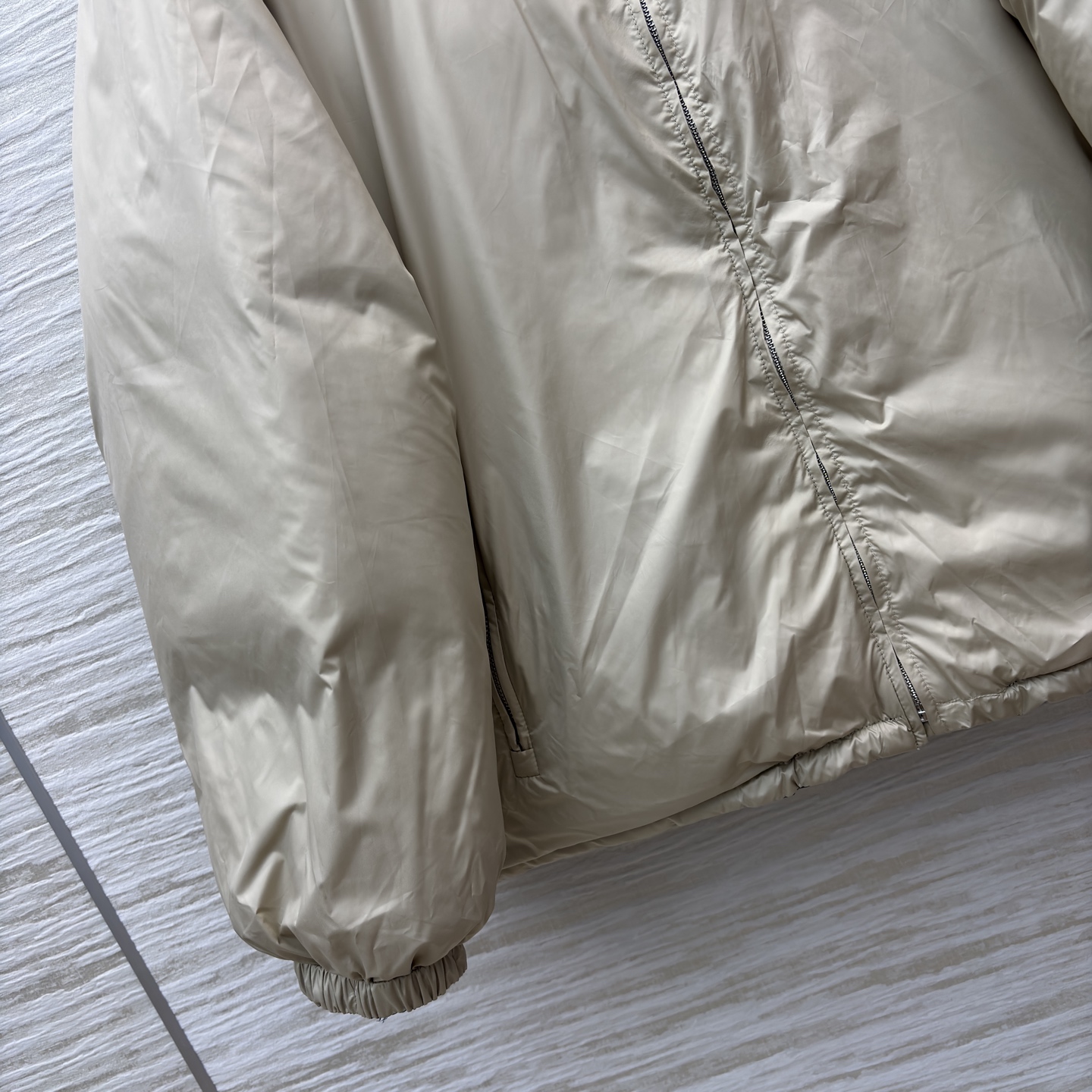 Miu家 立领双面穿羽绒服 一件羽绒服 两种风格 双面穿设计太懂穿搭小心机了 藏蓝一面是酷飒摩登 另一面