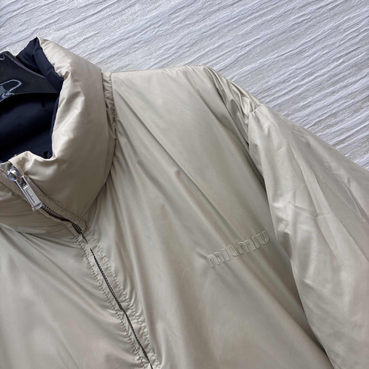 Miu家 立领双面穿羽绒服 一件羽绒服 两种风格 双面穿设计太懂穿搭小心机了 藏蓝一面是酷飒摩登 另一面