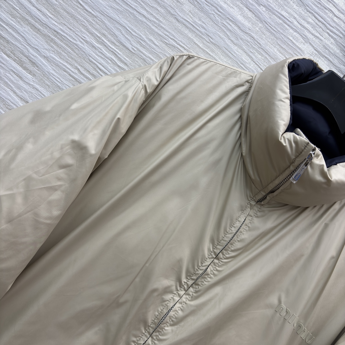 Miu家 立领双面穿羽绒服 一件羽绒服 两种风格 双面穿设计太懂穿搭小心机了 藏蓝一面是酷飒摩登 另一面