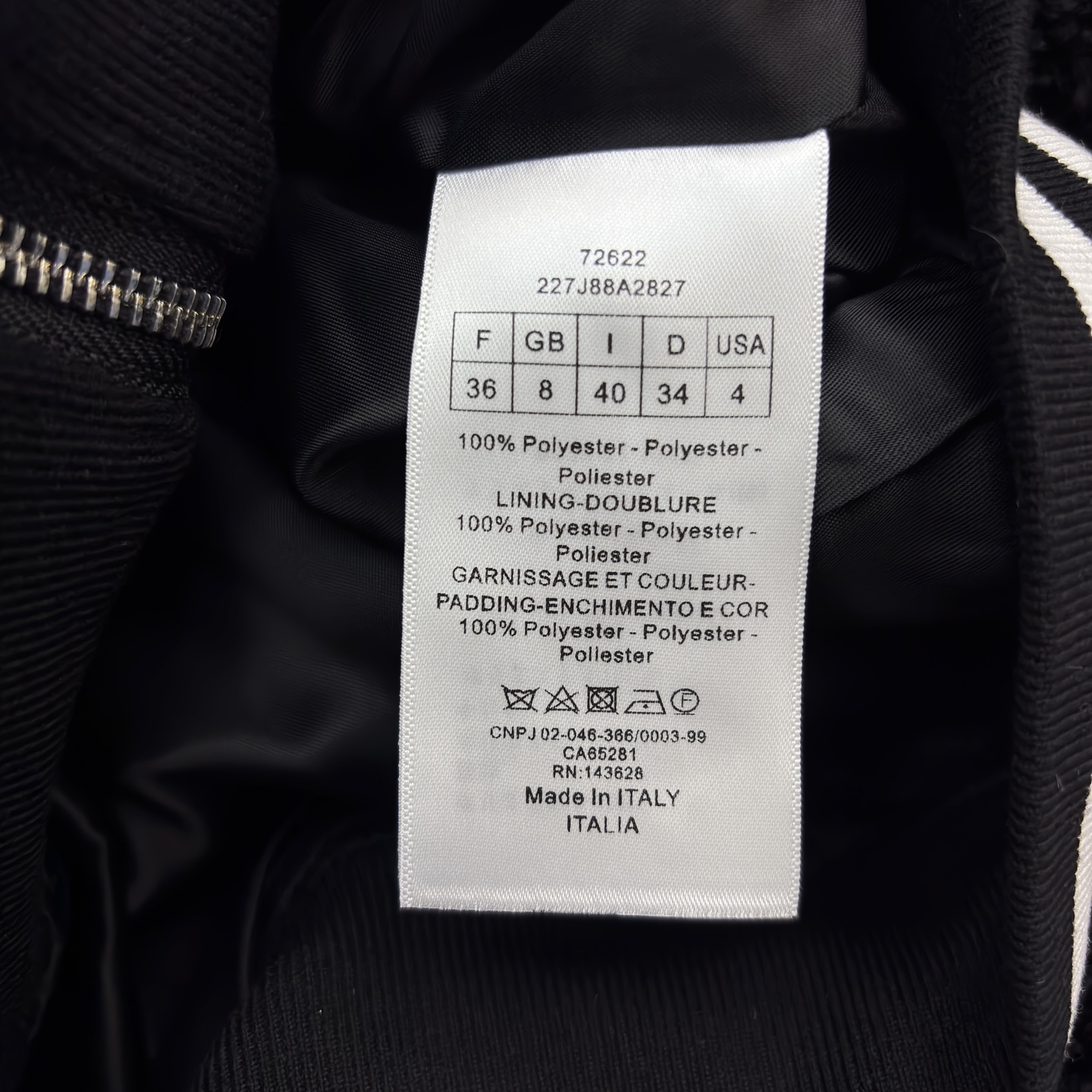 D家棒球夹克 是酷飒与温暖的完美融合 黑色毛绒主体柔软蓬松 菱格绗缝皮袖利落有型 经典黑白条纹饰边点缀细