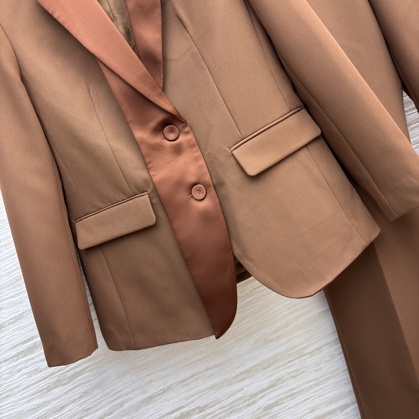 F家 焦糖棕微喇裤➕翻领西装 焦糖棕裹挟着秋日暖意 挺括西装撞上缎面衬里 是通勤时的利落底气 也是赴约时