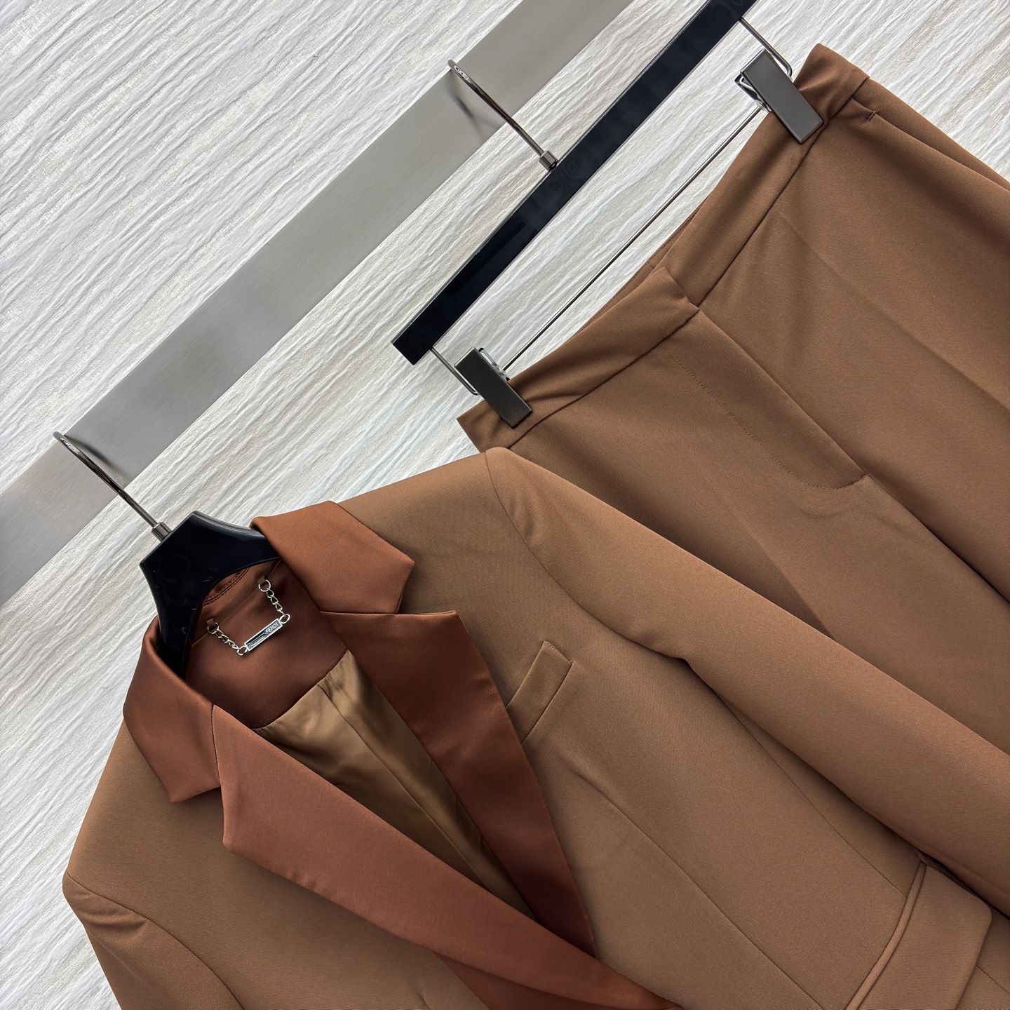F家 焦糖棕微喇裤➕翻领西装 焦糖棕裹挟着秋日暖意 挺括西装撞上缎面衬里 是通勤时的利落底气 也是赴约时