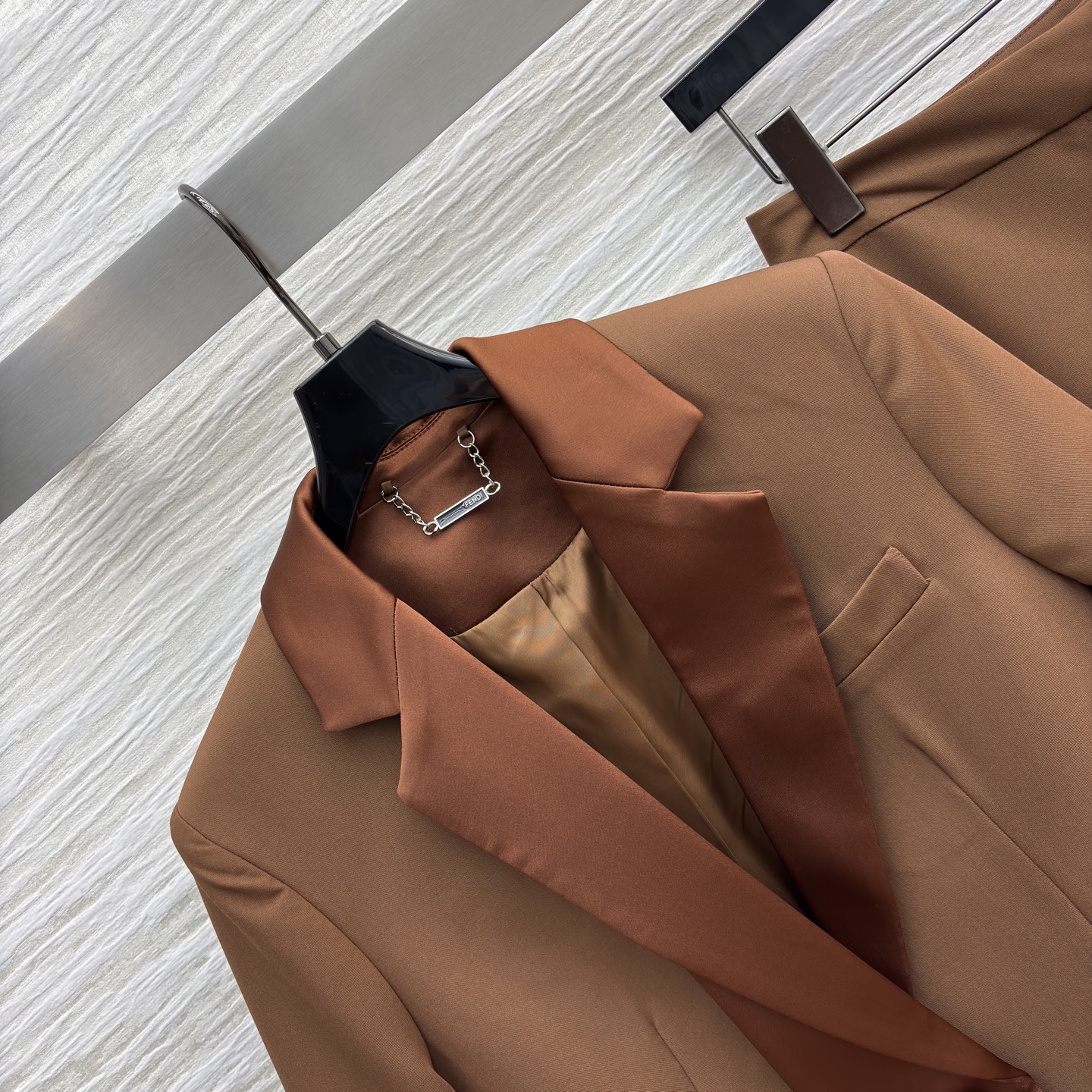 F家 焦糖棕微喇裤➕翻领西装 焦糖棕裹挟着秋日暖意 挺括西装撞上缎面衬里 是通勤时的利落底气 也是赴约时