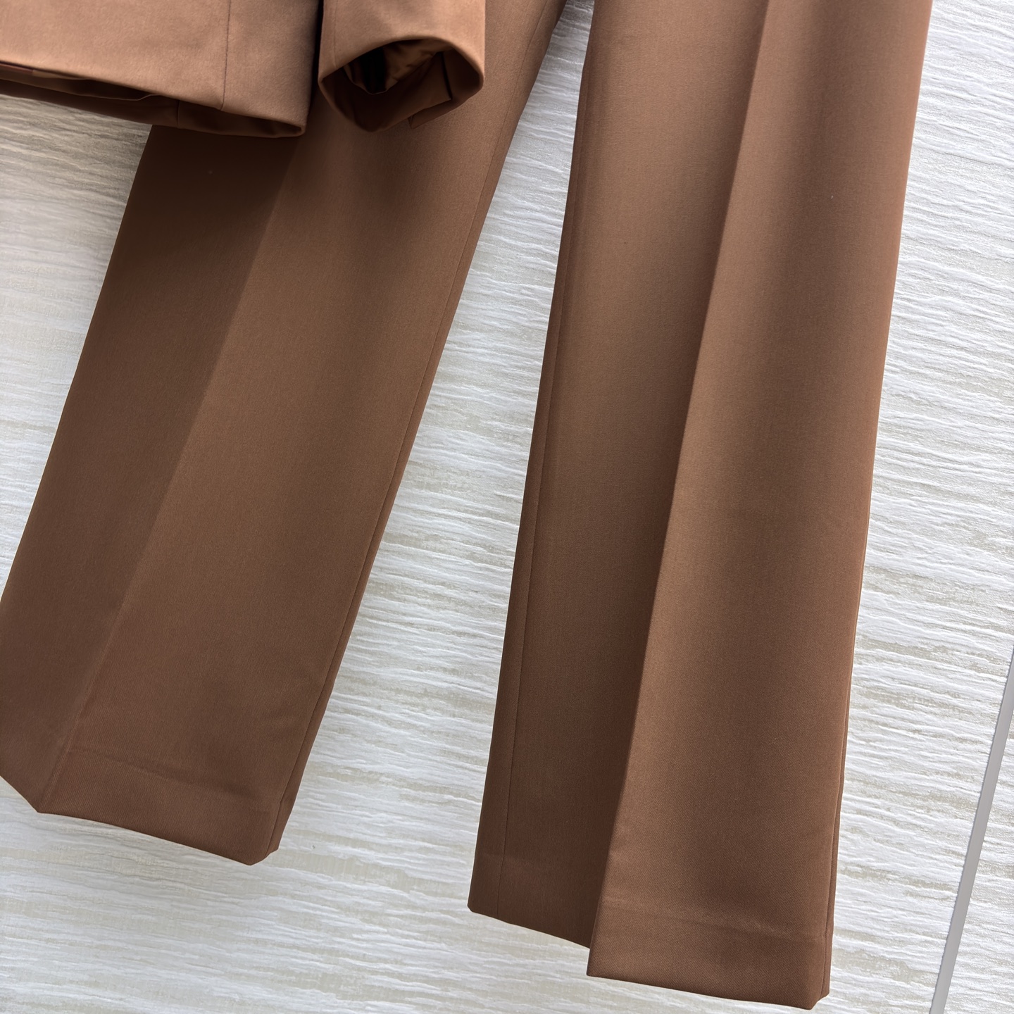 F家 焦糖棕微喇裤➕翻领西装 焦糖棕裹挟着秋日暖意 挺括西装撞上缎面衬里 是通勤时的利落底气 也是赴约时