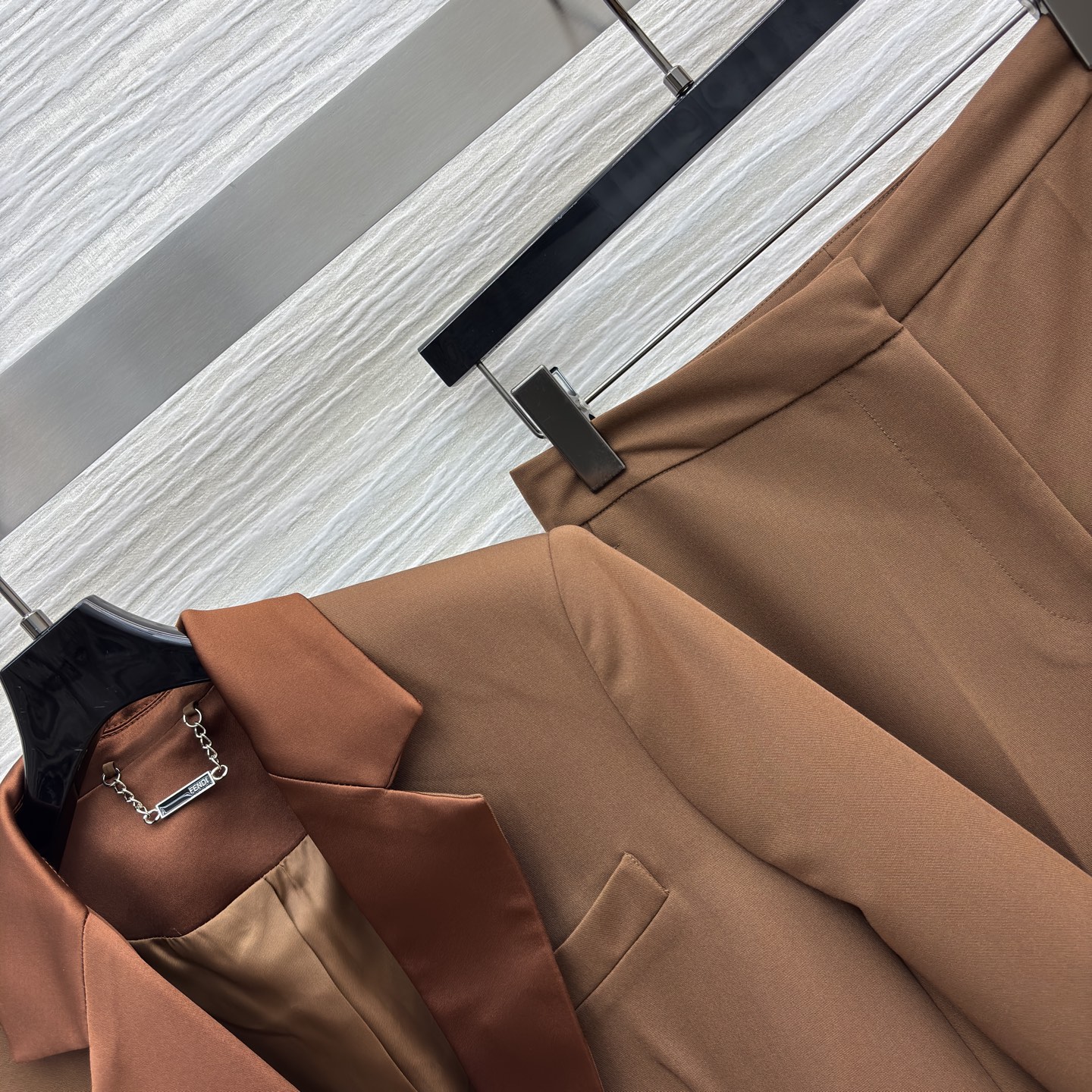 F家 焦糖棕微喇裤➕翻领西装 焦糖棕裹挟着秋日暖意 挺括西装撞上缎面衬里 是通勤时的利落底气 也是赴约时