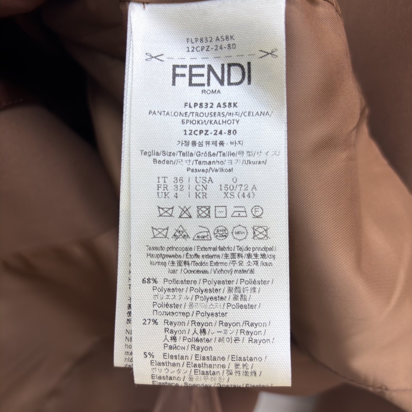 F家 焦糖棕微喇裤➕翻领西装 焦糖棕裹挟着秋日暖意 挺括西装撞上缎面衬里 是通勤时的利落底气 也是赴约时