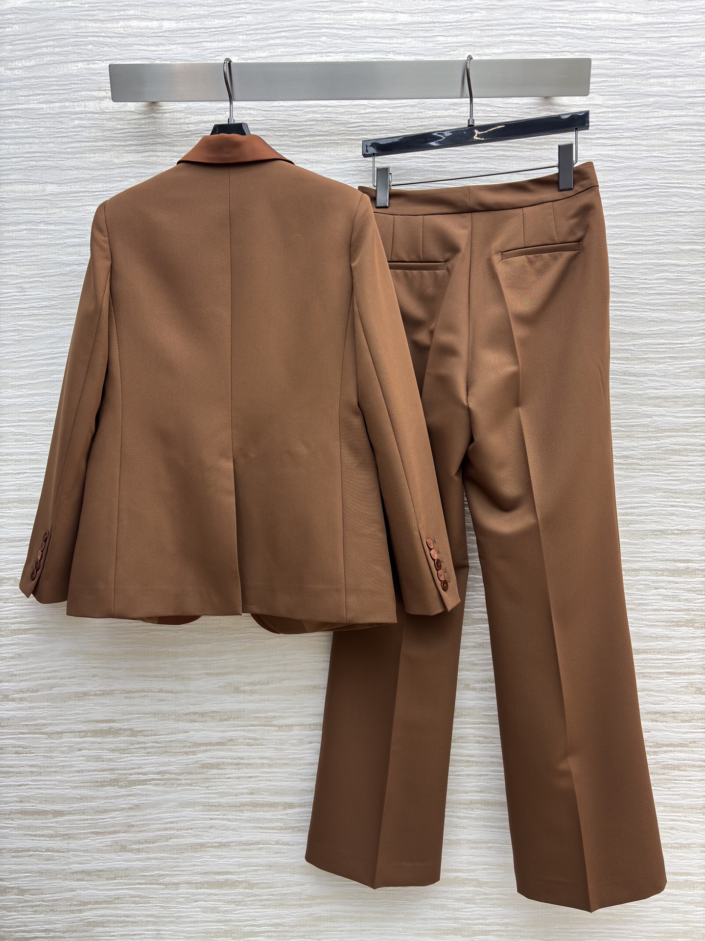F家 焦糖棕微喇裤➕翻领西装 焦糖棕裹挟着秋日暖意 挺括西装撞上缎面衬里 是通勤时的利落底气 也是赴约时