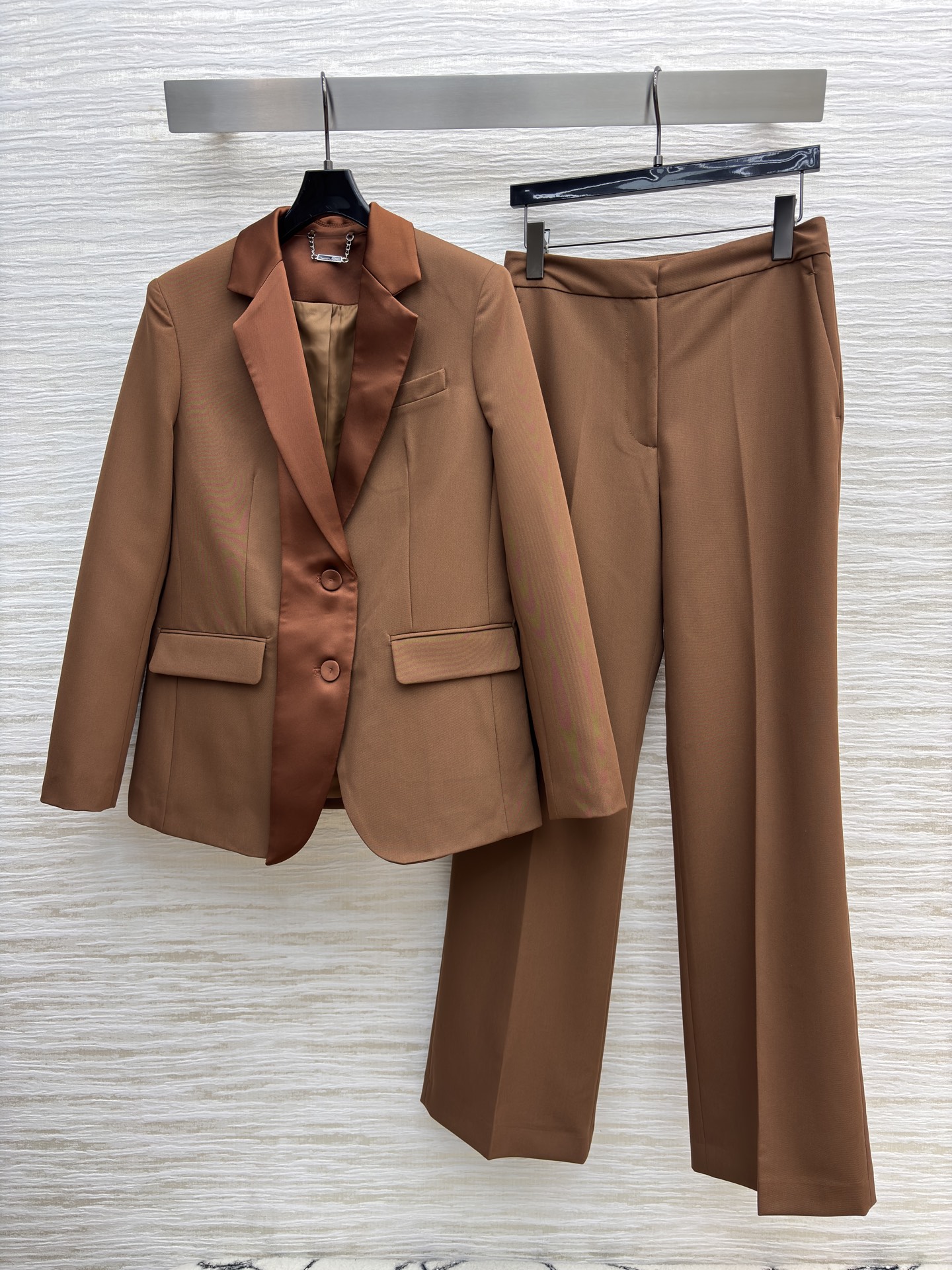 F家 焦糖棕微喇裤➕翻领西装 焦糖棕裹挟着秋日暖意 挺括西装撞上缎面衬里 是通勤时的利落底气 也是赴约时