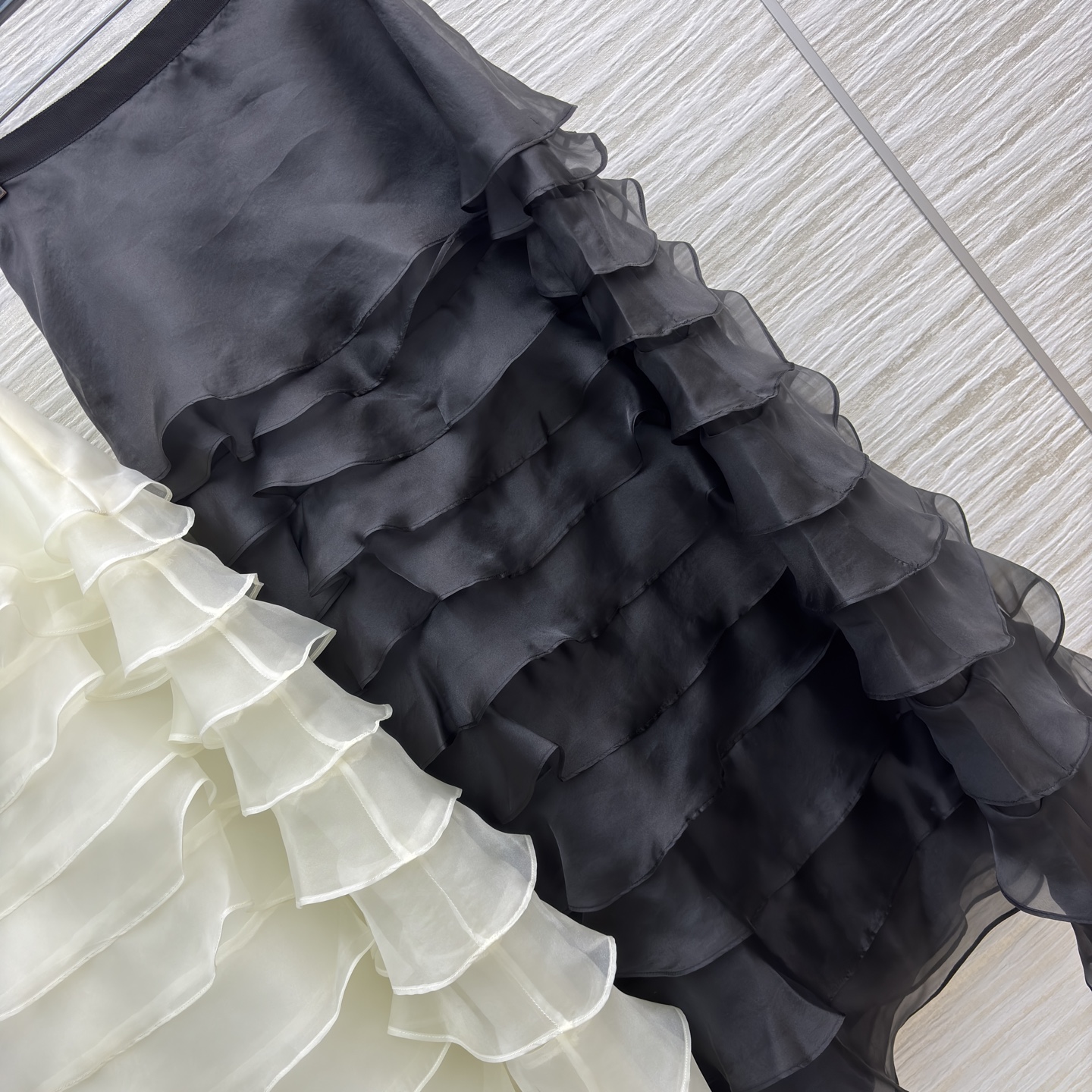 D家层叠纱裙 黑白双生的柔雾浪漫 柔纱堆叠出云般蓬松的层次感 奶油白是温柔底色 黑纱是清冷氛围 裙摆摇曳