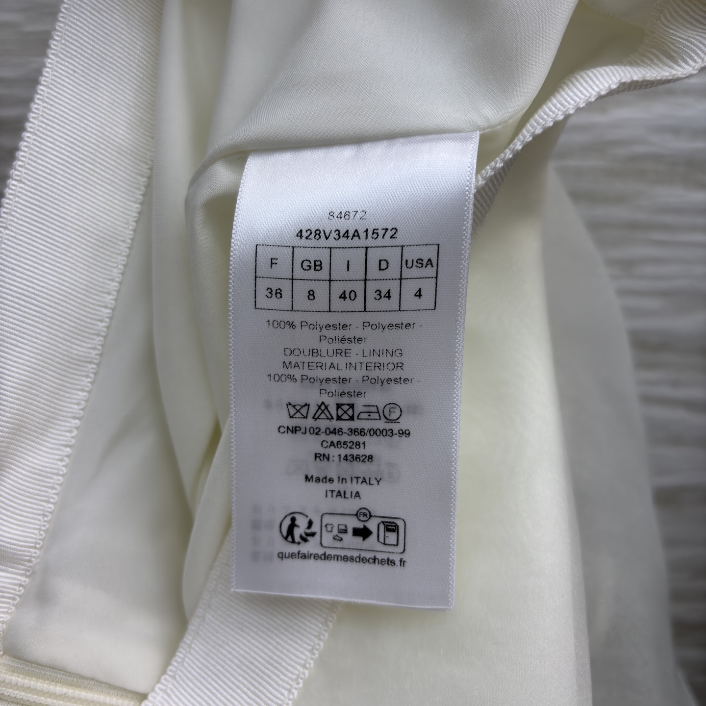 D家层叠纱裙 黑白双生的柔雾浪漫 柔纱堆叠出云般蓬松的层次感 奶油白是温柔底色 黑纱是清冷氛围 裙摆摇曳