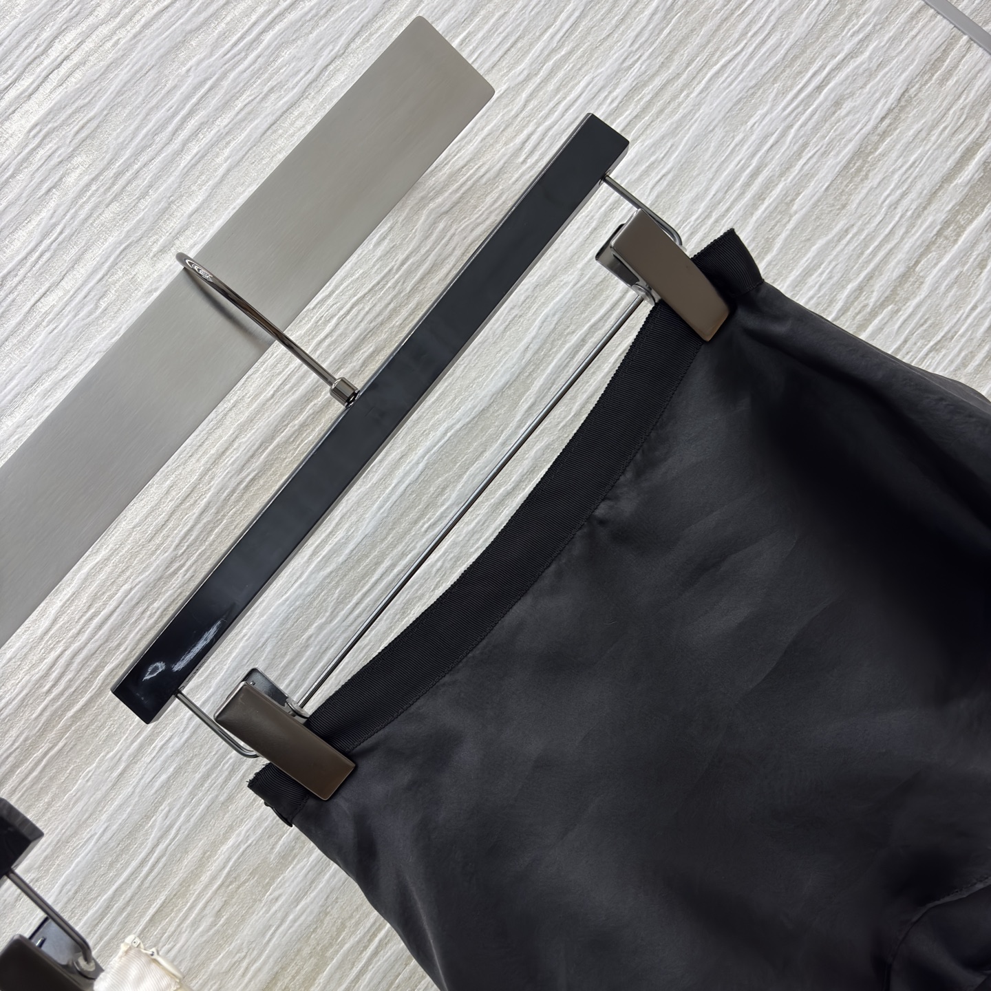 D家层叠纱裙 黑白双生的柔雾浪漫 柔纱堆叠出云般蓬松的层次感 奶油白是温柔底色 黑纱是清冷氛围 裙摆摇曳