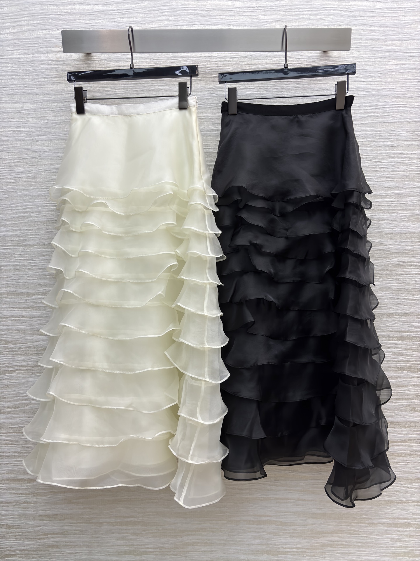 D家层叠纱裙 黑白双生的柔雾浪漫 柔纱堆叠出云般蓬松的层次感 奶油白是温柔底色 黑纱是清冷氛围 裙摆摇曳