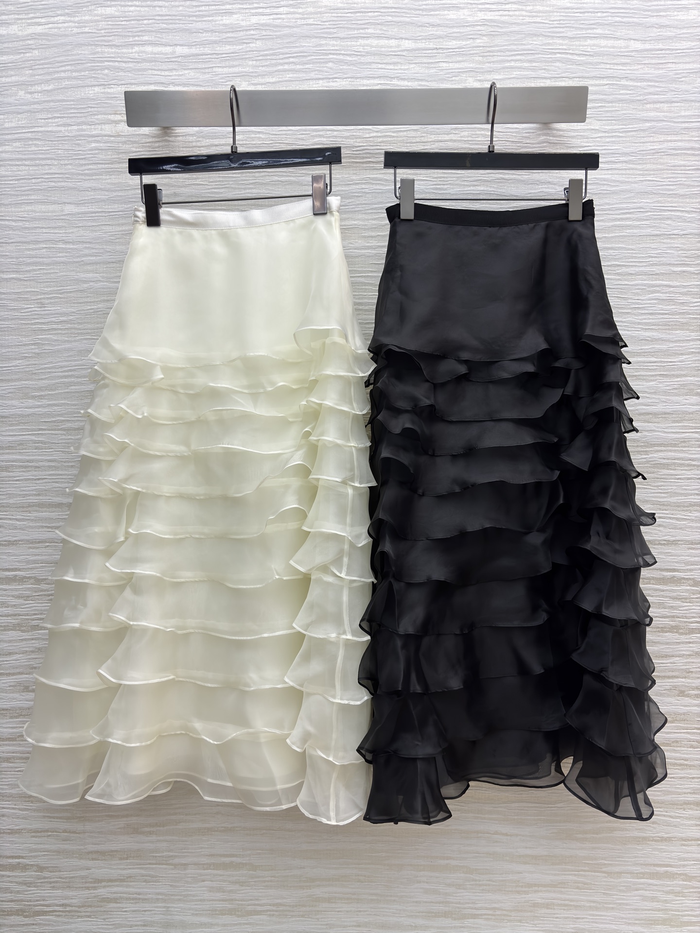 D家层叠纱裙 黑白双生的柔雾浪漫 柔纱堆叠出云般蓬松的层次感 奶油白是温柔底色 黑纱是清冷氛围 裙摆摇曳