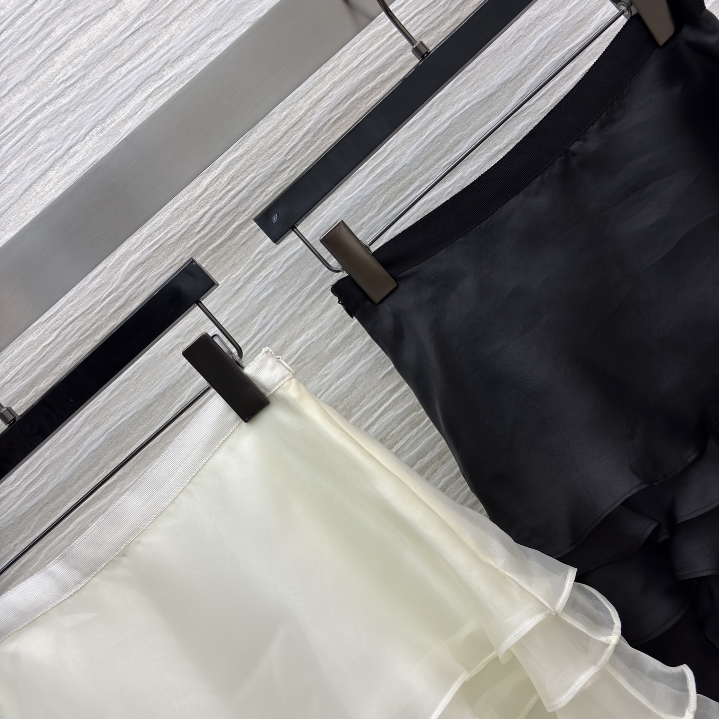 D家层叠纱裙 黑白双生的柔雾浪漫 柔纱堆叠出云般蓬松的层次感 奶油白是温柔底色 黑纱是清冷氛围 裙摆摇曳