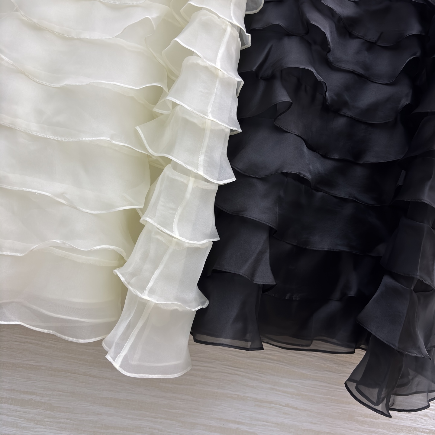 D家层叠纱裙 黑白双生的柔雾浪漫 柔纱堆叠出云般蓬松的层次感 奶油白是温柔底色 黑纱是清冷氛围 裙摆摇曳