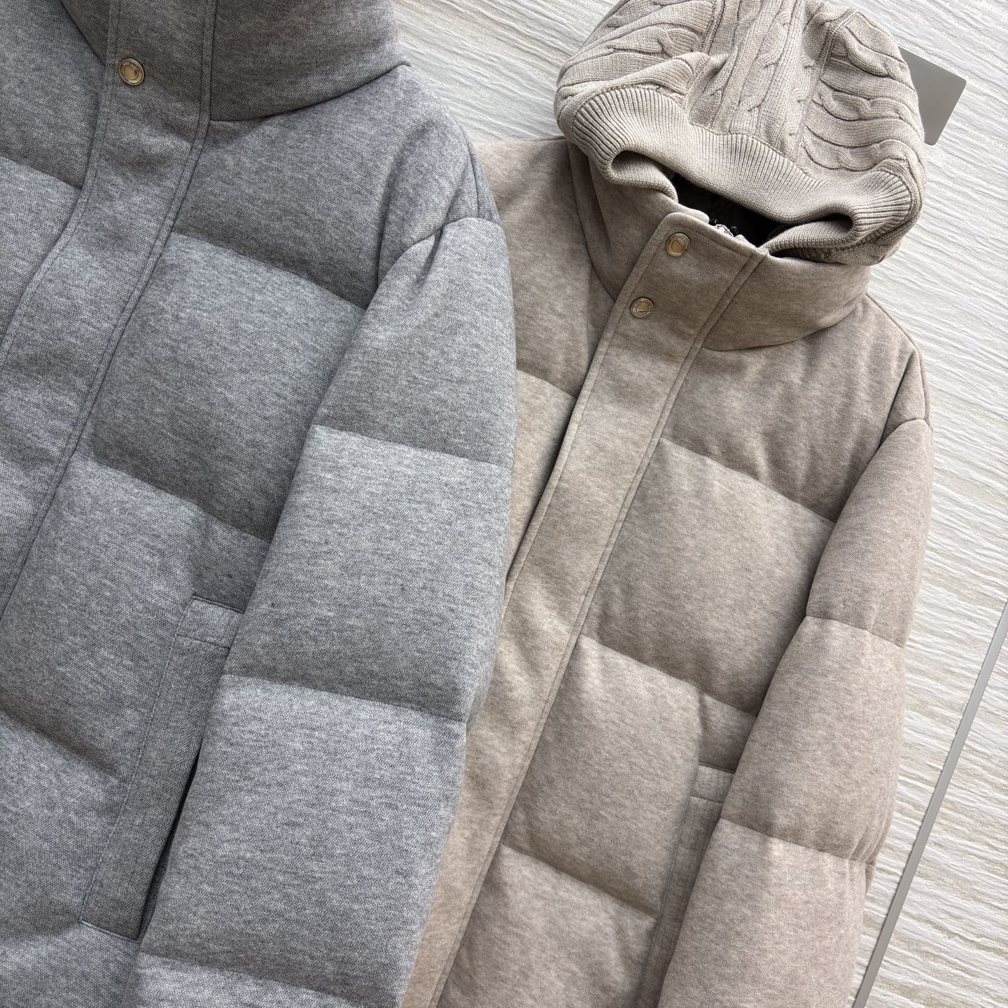 lP🆕羊毛鹅绒连帽羽绒服 秋冬的质感暖装 羊毛面料裹着轻盈鹅绒 软而不塌的蓬松感 灰调是松弛随性 浅杏是