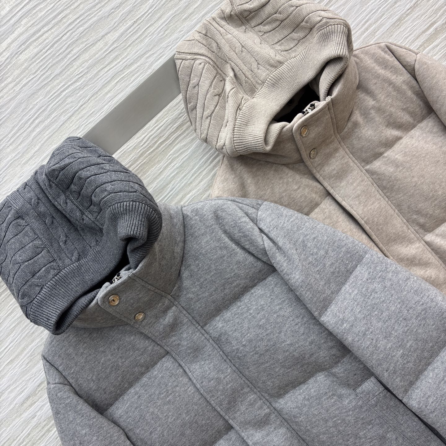 lP🆕羊毛鹅绒连帽羽绒服 秋冬的质感暖装 羊毛面料裹着轻盈鹅绒 软而不塌的蓬松感 灰调是松弛随性 浅杏是