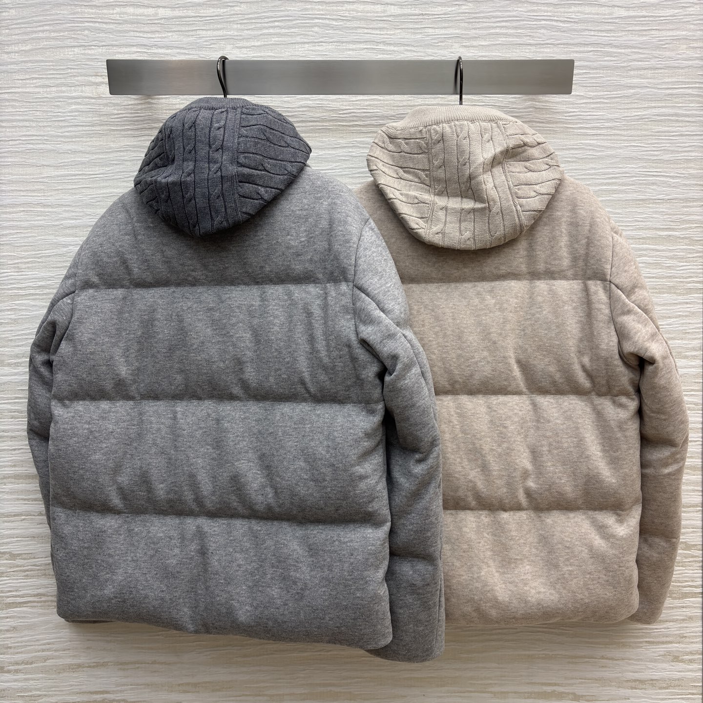 lP🆕羊毛鹅绒连帽羽绒服 秋冬的质感暖装 羊毛面料裹着轻盈鹅绒 软而不塌的蓬松感 灰调是松弛随性 浅杏是