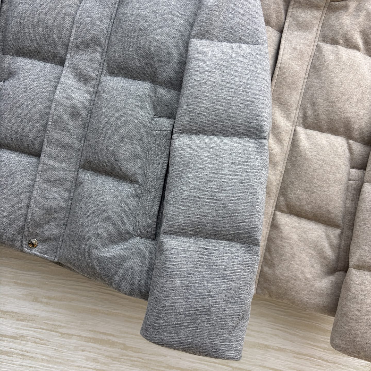 lP🆕羊毛鹅绒连帽羽绒服 秋冬的质感暖装 羊毛面料裹着轻盈鹅绒 软而不塌的蓬松感 灰调是松弛随性 浅杏是