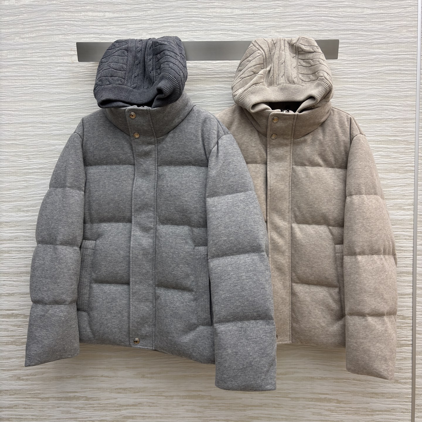 lP🆕羊毛鹅绒连帽羽绒服 秋冬的质感暖装 羊毛面料裹着轻盈鹅绒 软而不塌的蓬松感 灰调是松弛随性 浅杏是