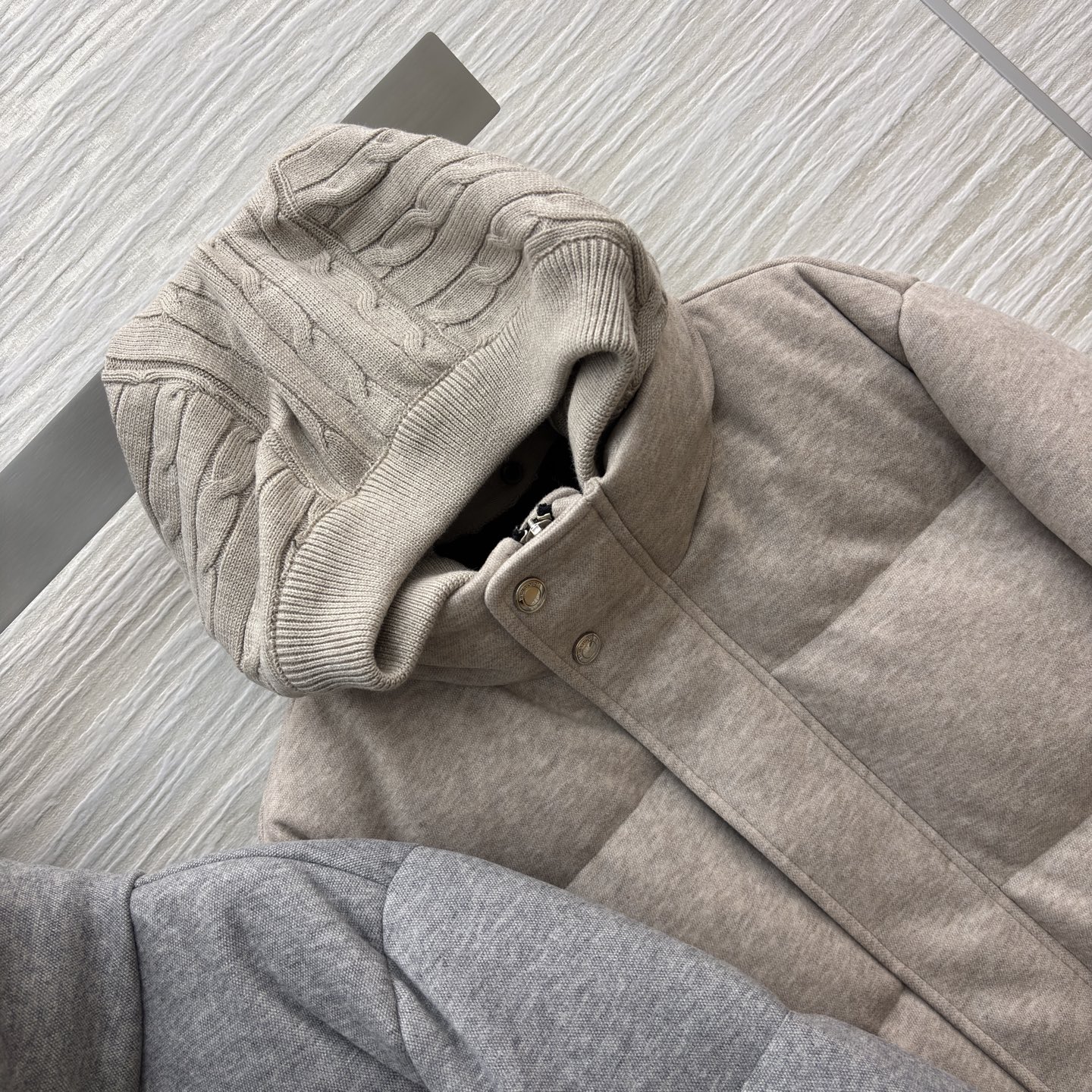 lP🆕羊毛鹅绒连帽羽绒服 秋冬的质感暖装 羊毛面料裹着轻盈鹅绒 软而不塌的蓬松感 灰调是松弛随性 浅杏是