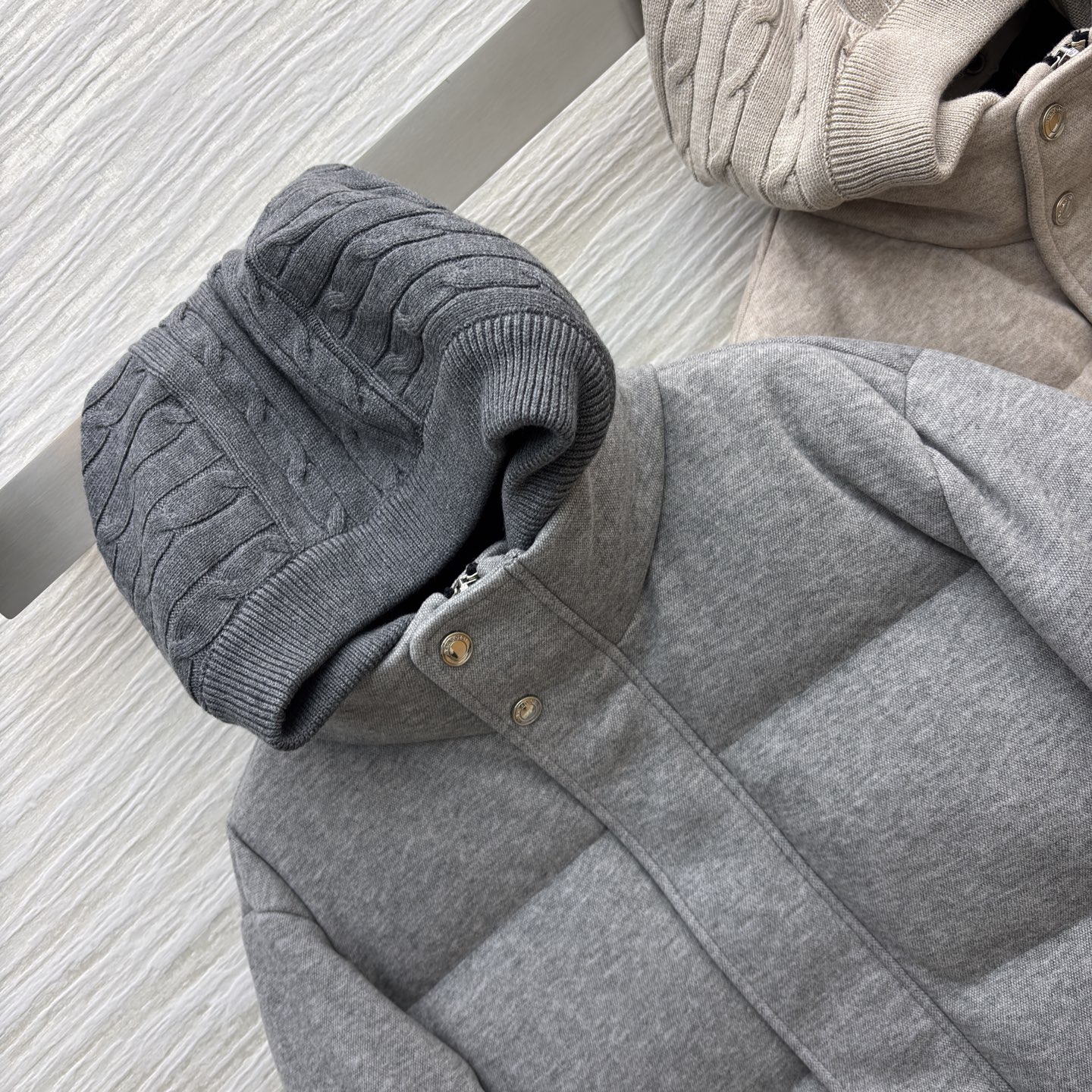 lP🆕羊毛鹅绒连帽羽绒服 秋冬的质感暖装 羊毛面料裹着轻盈鹅绒 软而不塌的蓬松感 灰调是松弛随性 浅杏是