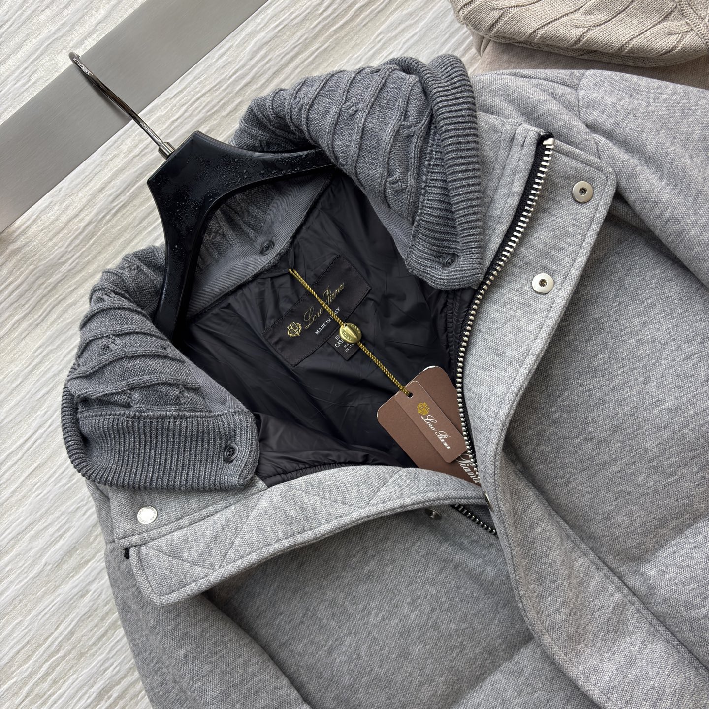 lP🆕羊毛鹅绒连帽羽绒服 秋冬的质感暖装 羊毛面料裹着轻盈鹅绒 软而不塌的蓬松感 灰调是松弛随性 浅杏是