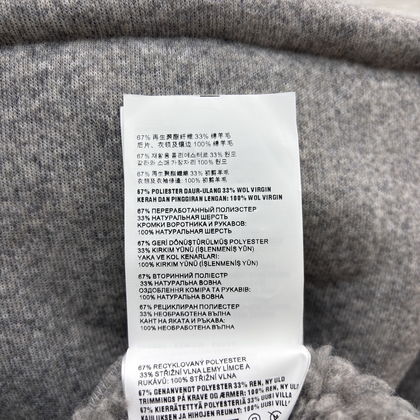 Miu灰调连帽外套 秋冬的松弛暖意 毛呢质感裹着内里绒绒暖意 连帽设计藏起随性松弛 简约版型适配日常多场
