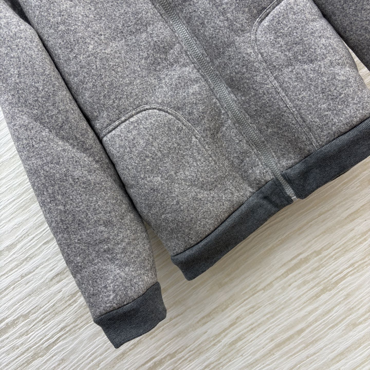 Miu灰调连帽外套 秋冬的松弛暖意 毛呢质感裹着内里绒绒暖意 连帽设计藏起随性松弛 简约版型适配日常多场