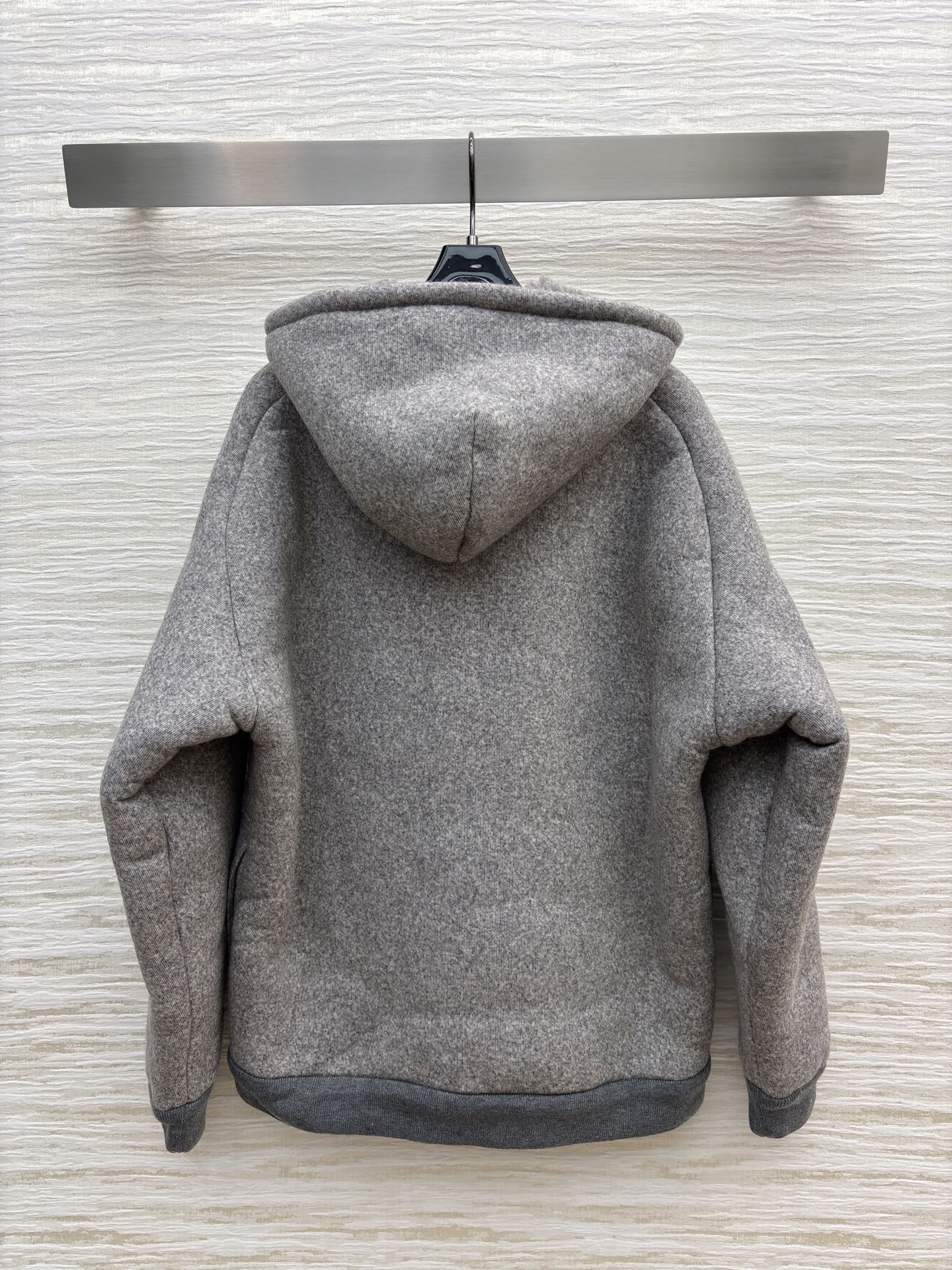 Miu灰调连帽外套 秋冬的松弛暖意 毛呢质感裹着内里绒绒暖意 连帽设计藏起随性松弛 简约版型适配日常多场