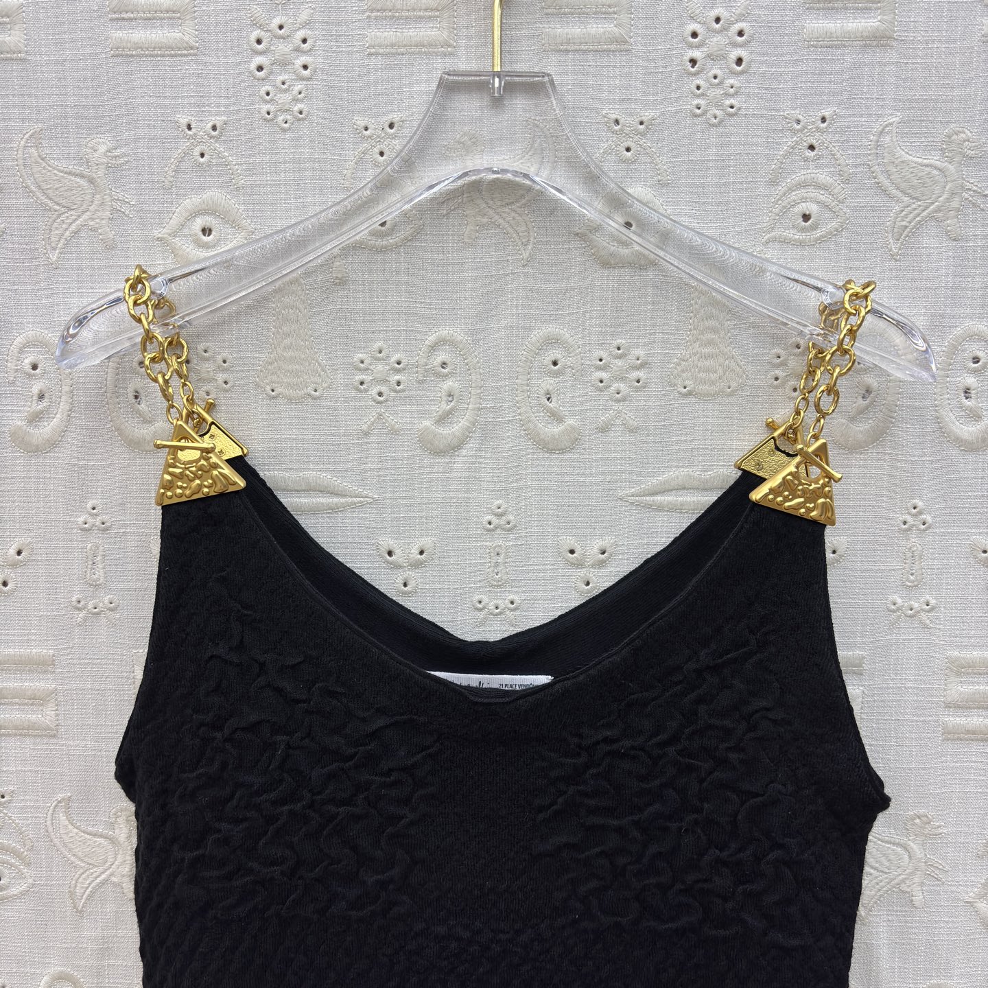 Sch 25秋冬 金属链条针织连衣裙 编织纹理设计 裙装邂逅金属链条的飒爽 金色配饰如点睛之笔 将优雅与