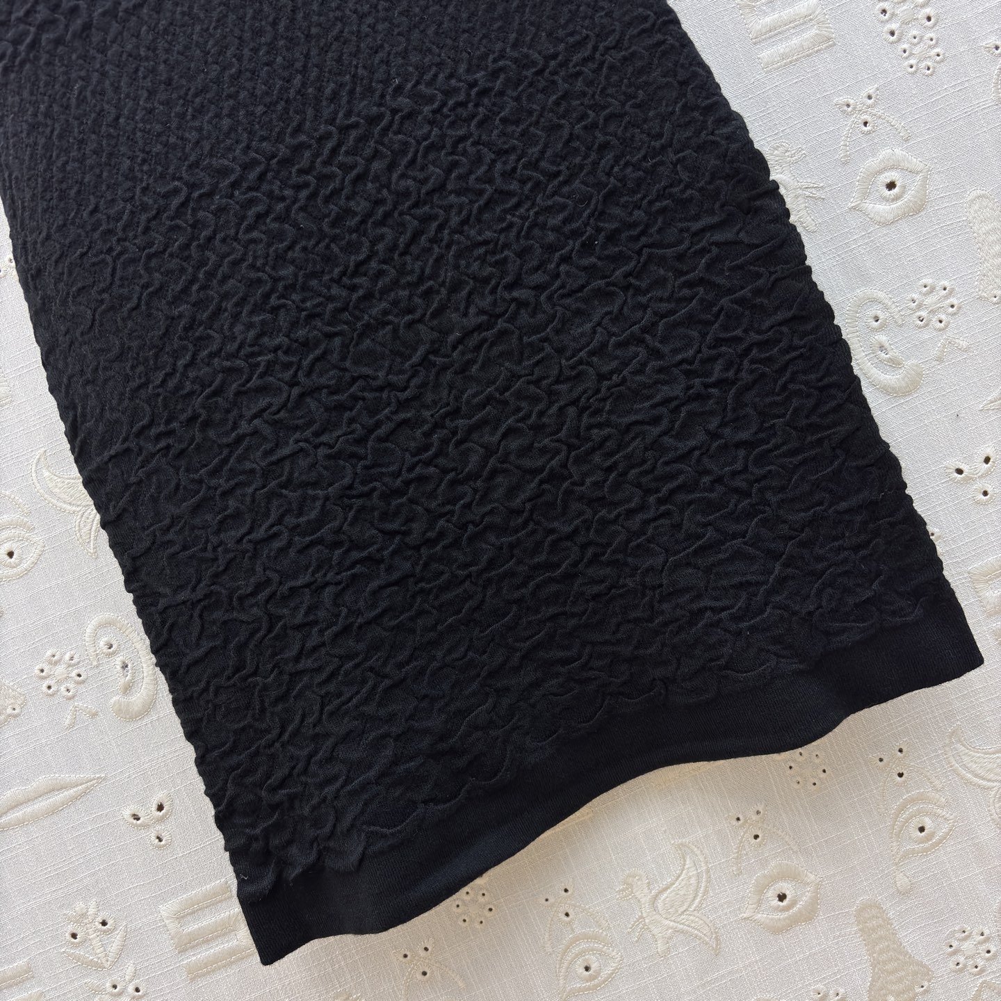 Sch 25秋冬 金属链条针织连衣裙 编织纹理设计 裙装邂逅金属链条的飒爽 金色配饰如点睛之笔 将优雅与