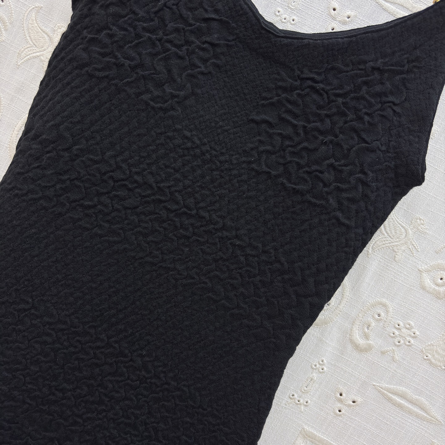 Sch 25秋冬 金属链条针织连衣裙 编织纹理设计 裙装邂逅金属链条的飒爽 金色配饰如点睛之笔 将优雅与