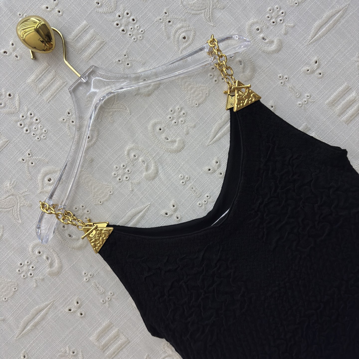 Sch 25秋冬 金属链条针织连衣裙 编织纹理设计 裙装邂逅金属链条的飒爽 金色配饰如点睛之笔 将优雅与