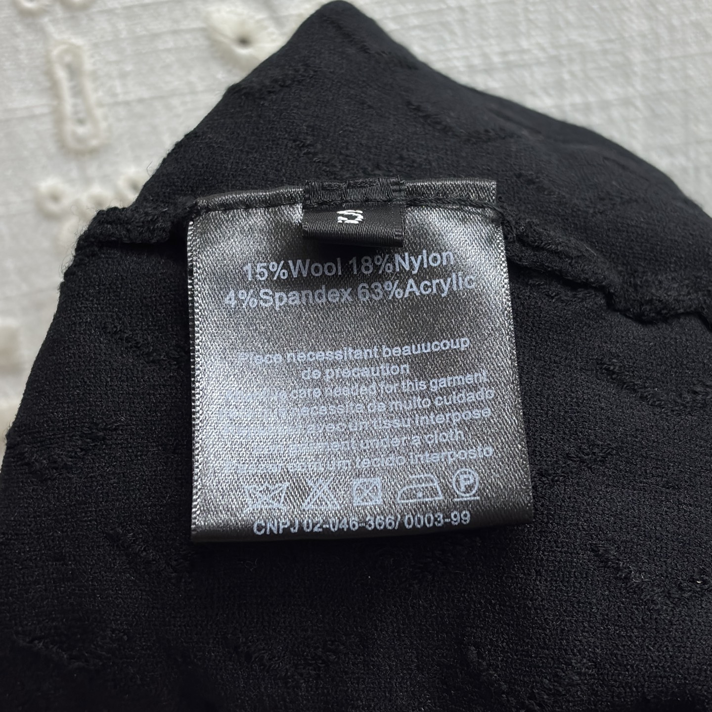 Sch 25秋冬 金属链条针织连衣裙 编织纹理设计 裙装邂逅金属链条的飒爽 金色配饰如点睛之笔 将优雅与