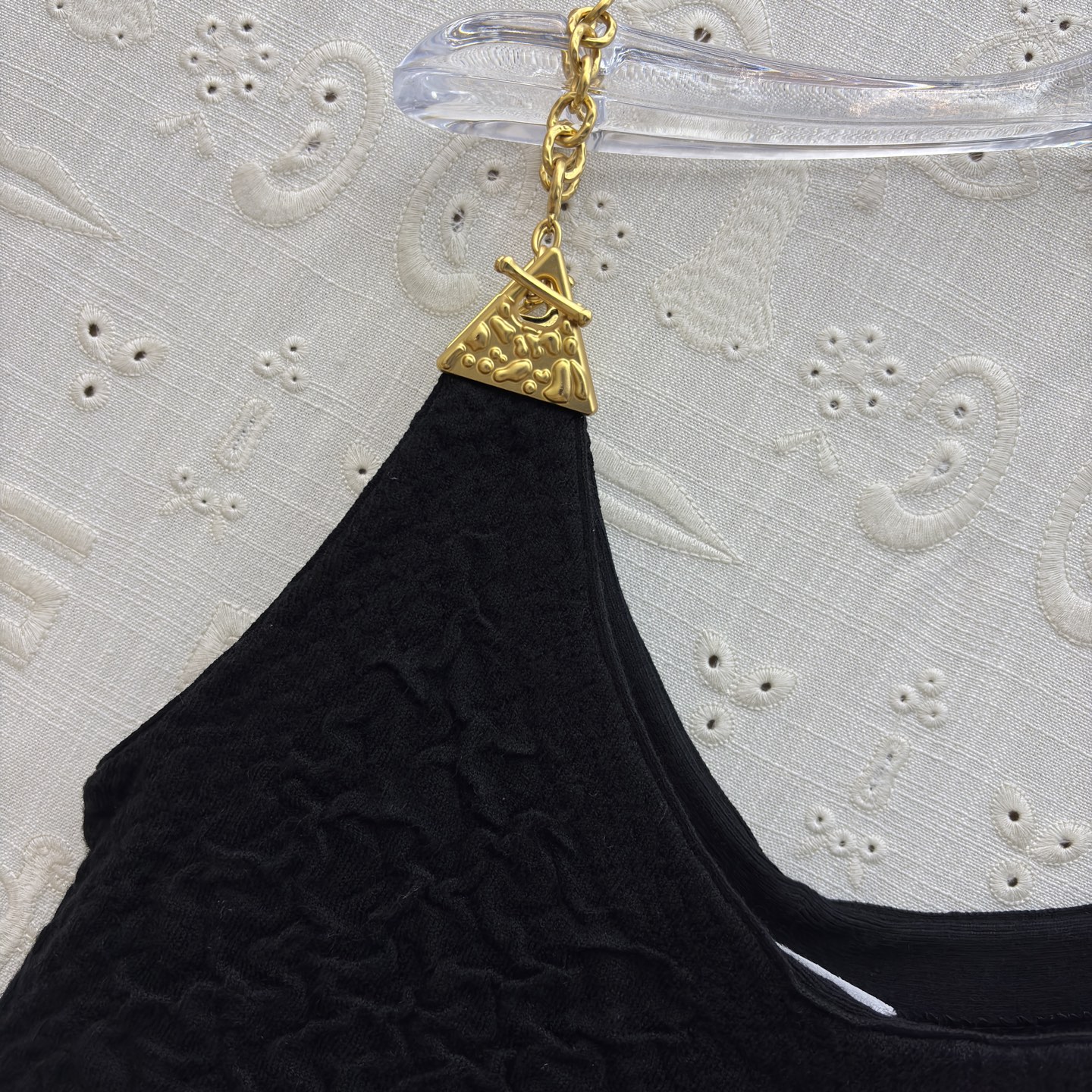 Sch 25秋冬 金属链条针织连衣裙 编织纹理设计 裙装邂逅金属链条的飒爽 金色配饰如点睛之笔 将优雅与