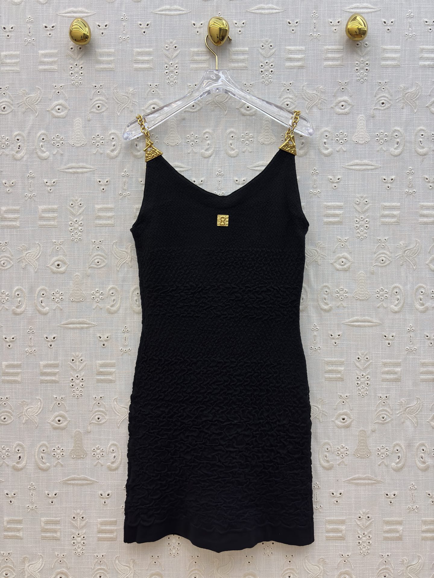 Sch 25秋冬 金属链条针织连衣裙 编织纹理设计 裙装邂逅金属链条的飒爽 金色配饰如点睛之笔 将优雅与