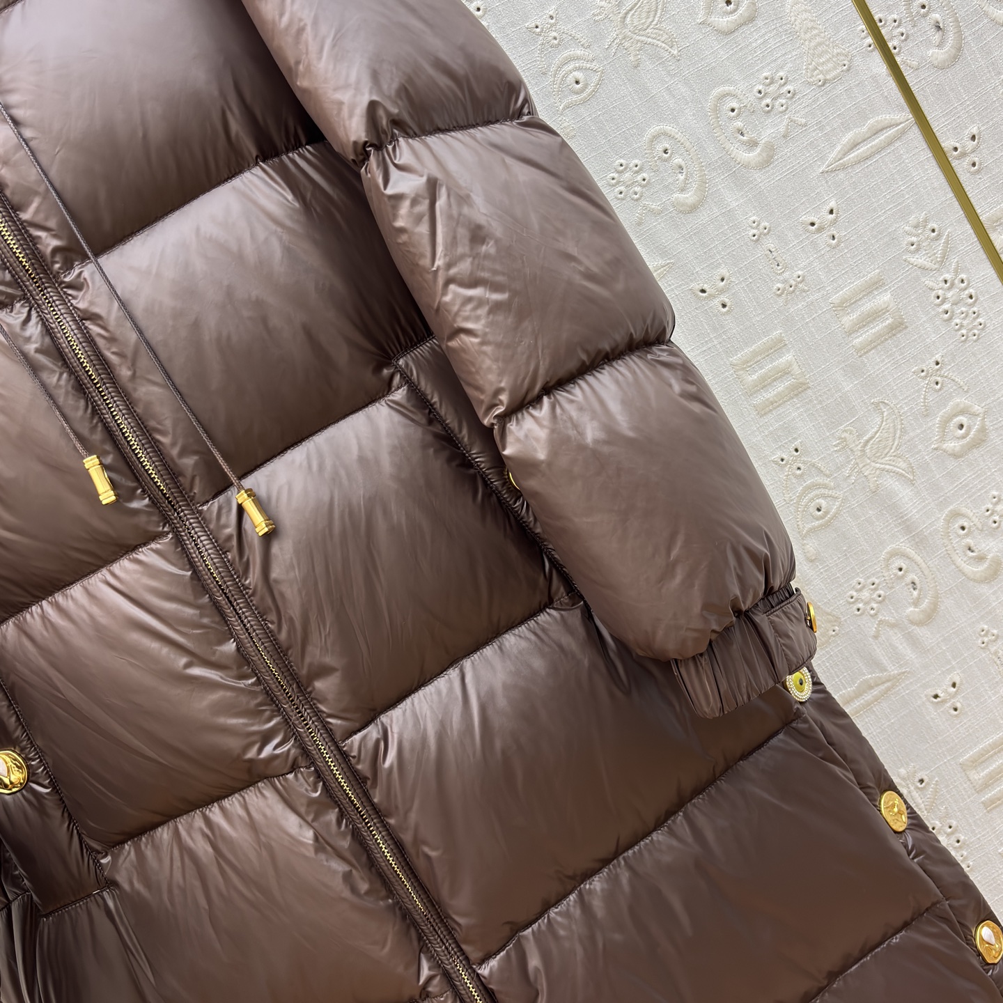 Sch25秋冬新款 异形扣长款连帽羽绒服 羽绒服中的经典爆款 冬季必备 定制 连帽长款羽绒服 采用不同压