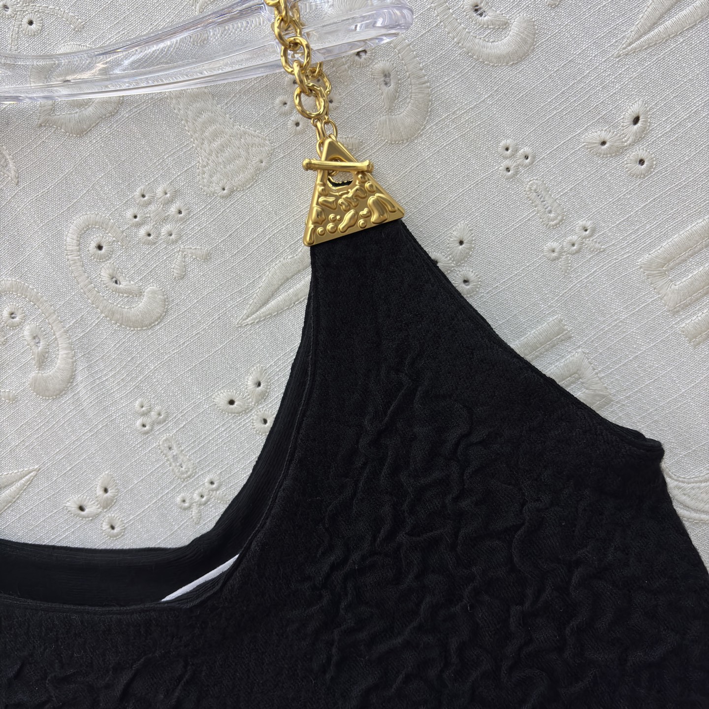 Sch 25秋冬 金属链条针织连衣裙 编织纹理设计 裙装邂逅金属链条的飒爽 金色配饰如点睛之笔 将优雅与