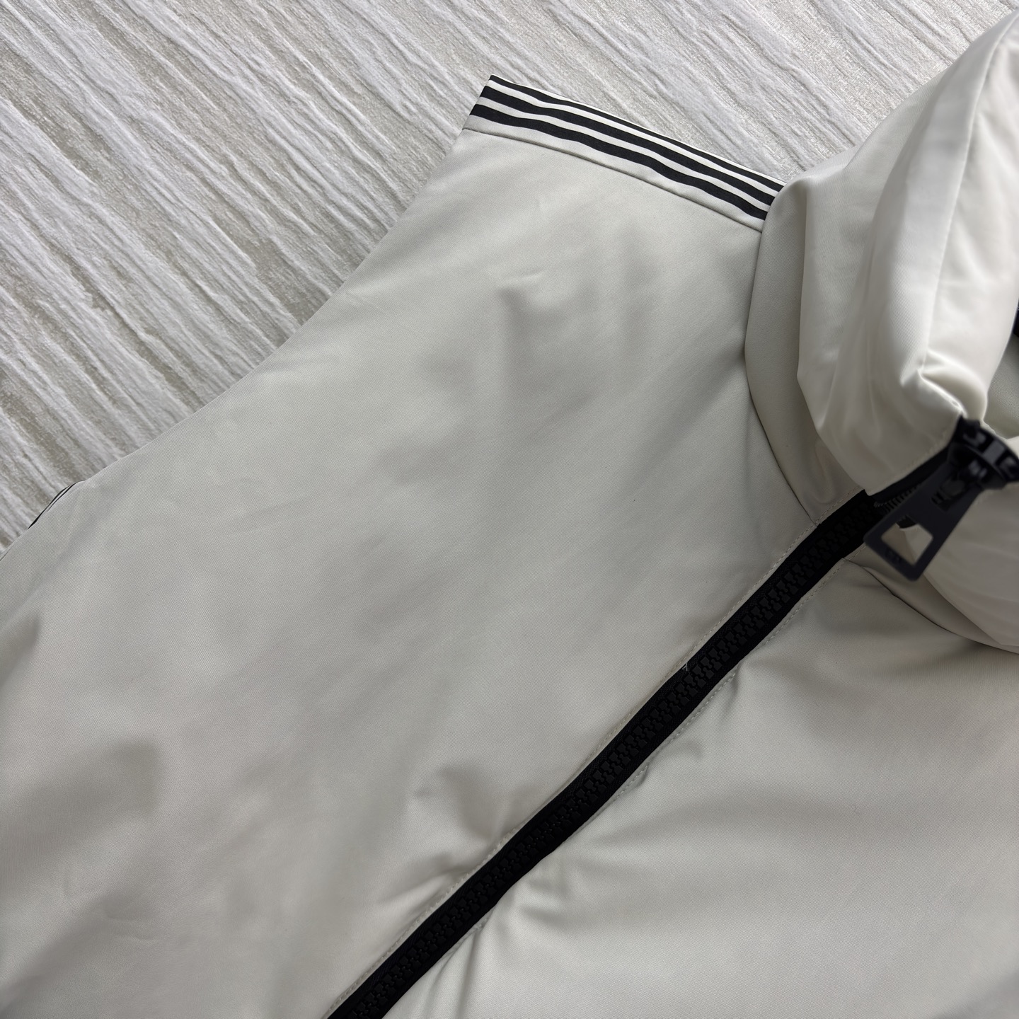 D家 立领腰带羽绒马甲 是秋冬造型的“显瘦神器” 自带极简质感 黑色拉链与腰带收出利落腰线 侧边条纹细节