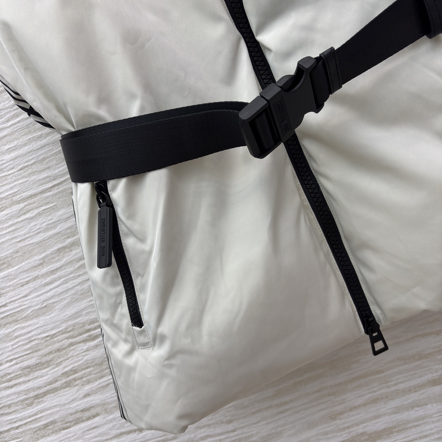 D家 立领腰带羽绒马甲 是秋冬造型的“显瘦神器” 自带极简质感 黑色拉链与腰带收出利落腰线 侧边条纹细节