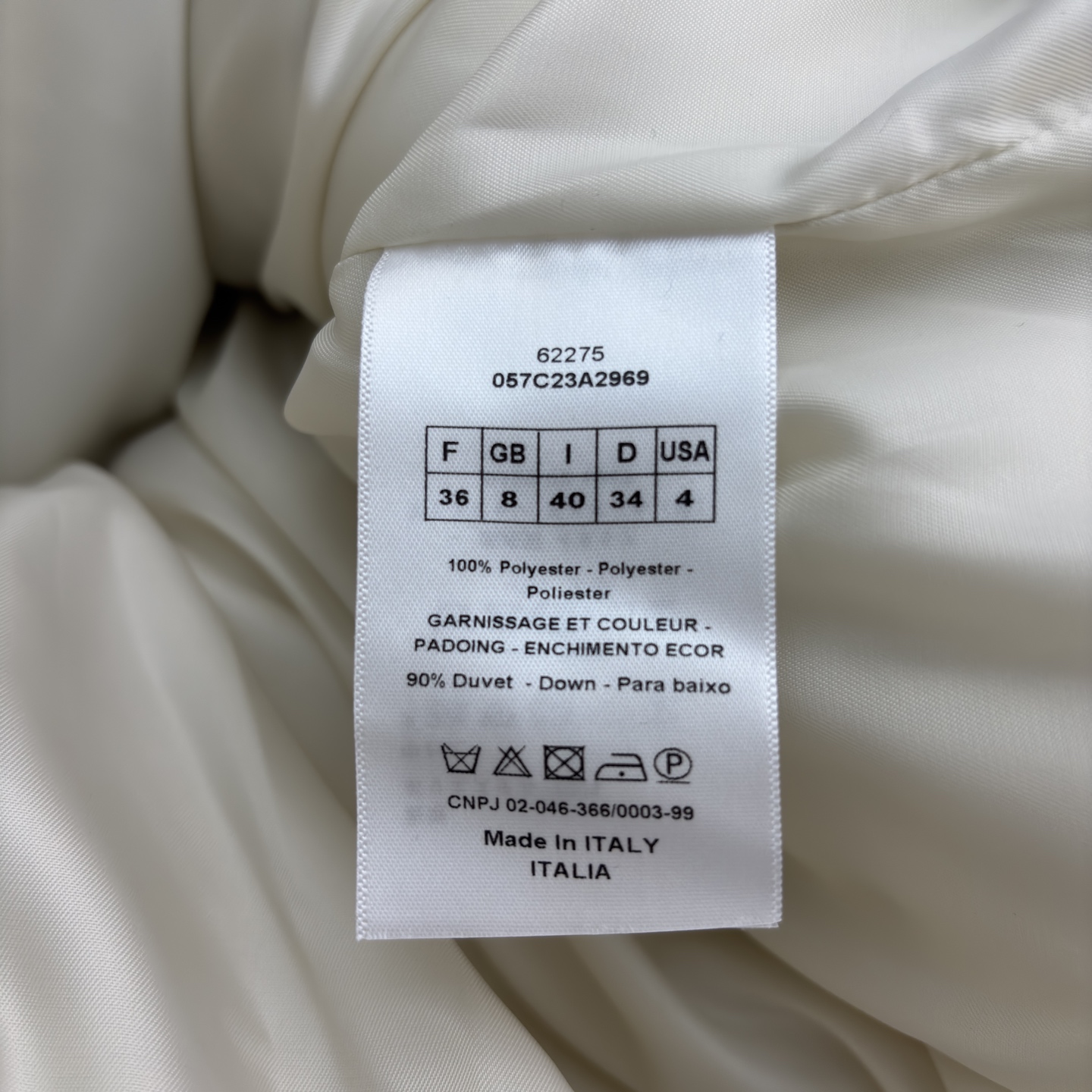 D家 立领腰带羽绒马甲 是秋冬造型的“显瘦神器” 自带极简质感 黑色拉链与腰带收出利落腰线 侧边条纹细节