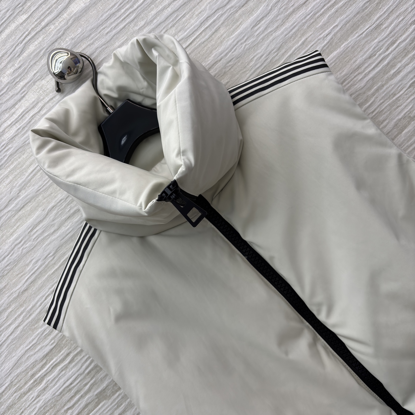 D家 立领腰带羽绒马甲 是秋冬造型的“显瘦神器” 自带极简质感 黑色拉链与腰带收出利落腰线 侧边条纹细节