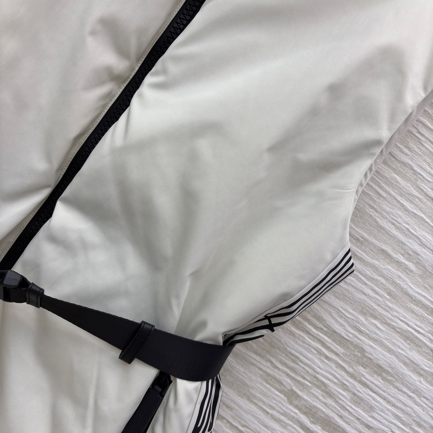 D家 立领腰带羽绒马甲 是秋冬造型的“显瘦神器” 自带极简质感 黑色拉链与腰带收出利落腰线 侧边条纹细节