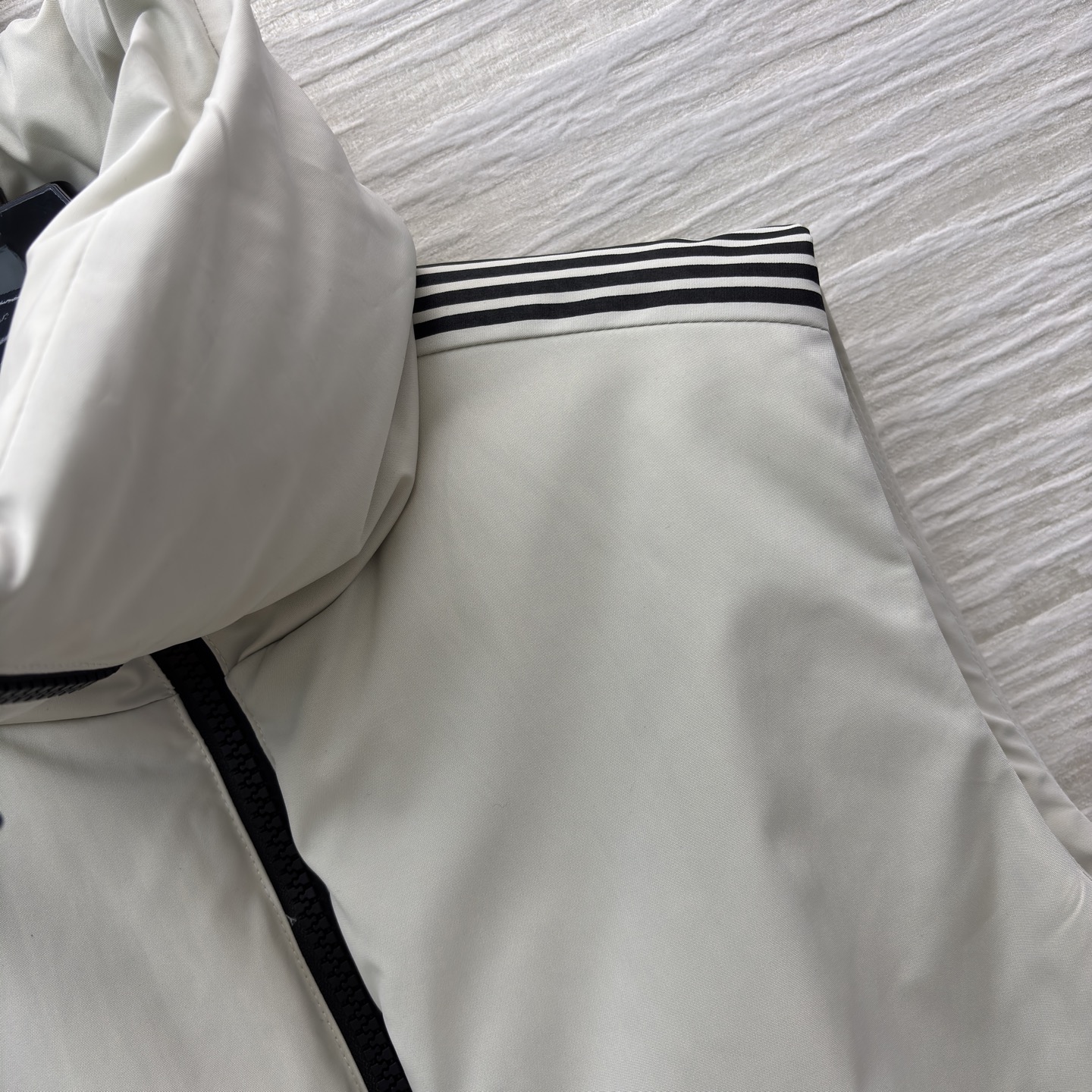 D家 立领腰带羽绒马甲 是秋冬造型的“显瘦神器” 自带极简质感 黑色拉链与腰带收出利落腰线 侧边条纹细节