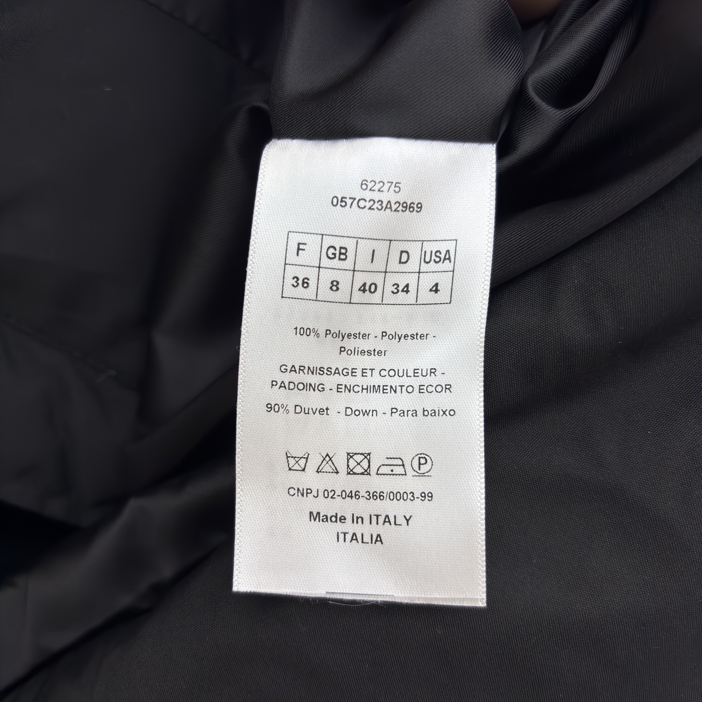 D家 立领收腰羽绒服 是冬日酷感穿搭的首选 立领收腰腰带勾勒利落身形 侧边条纹细节打破纯黑沉闷 蓬松白鸭