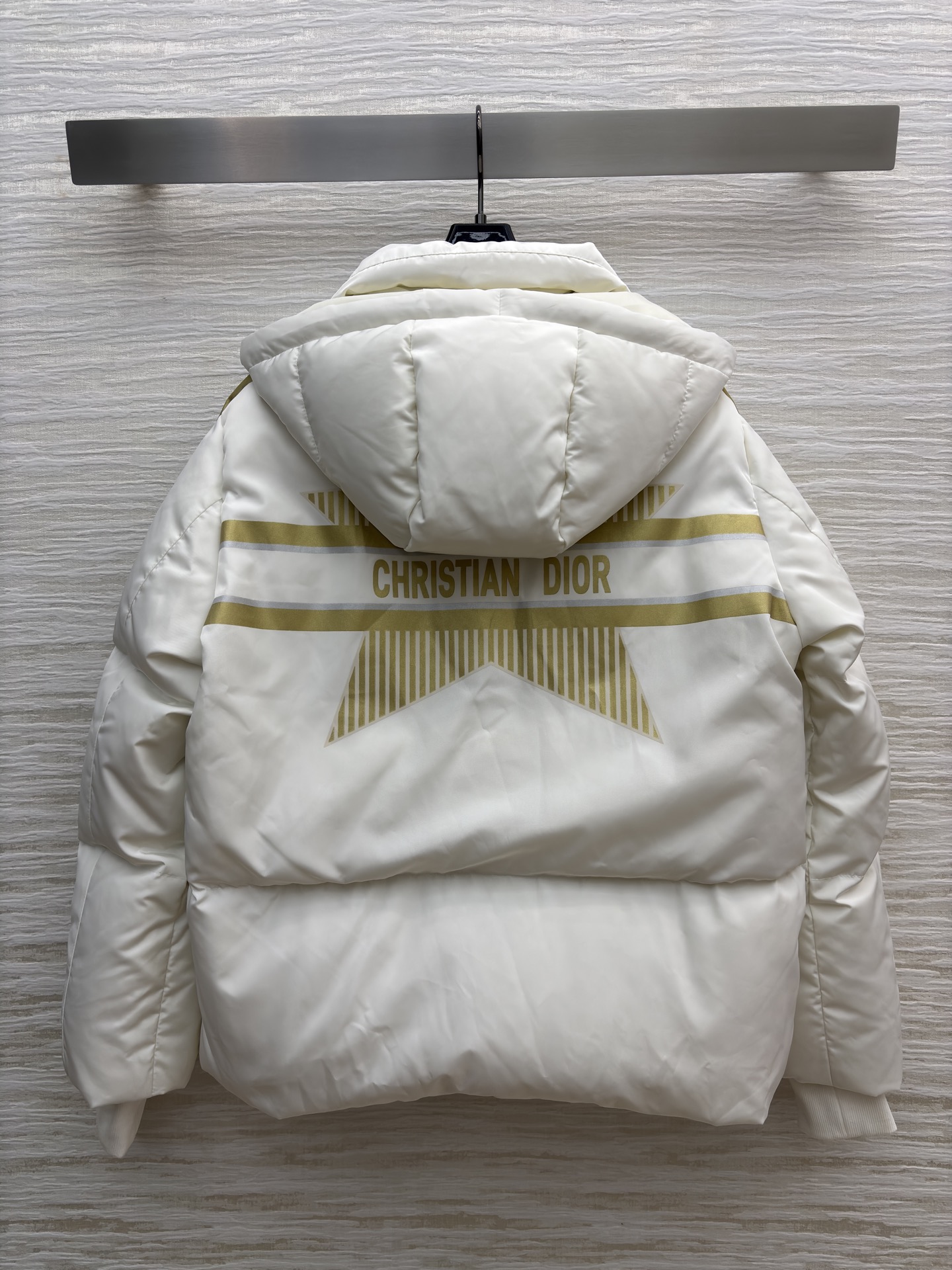 D家 撞色连帽羽绒服 是冬日里的温柔铠甲 米白底色衬出干净氛围 金调条纹与侧边装饰点亮细节 连帽设计裹紧