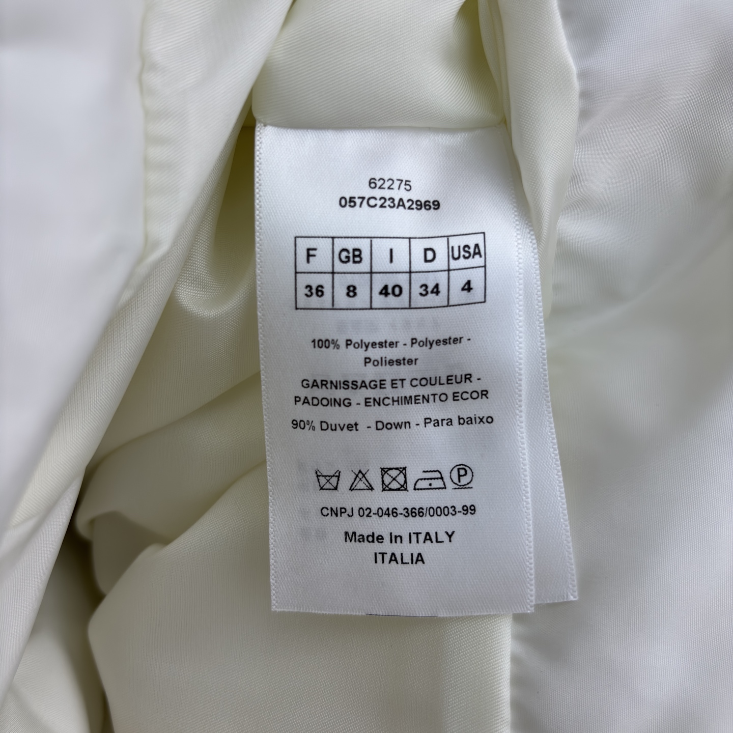 D家 撞色连帽羽绒服 是冬日里的温柔铠甲 米白底色衬出干净氛围 金调条纹与侧边装饰点亮细节 连帽设计裹紧